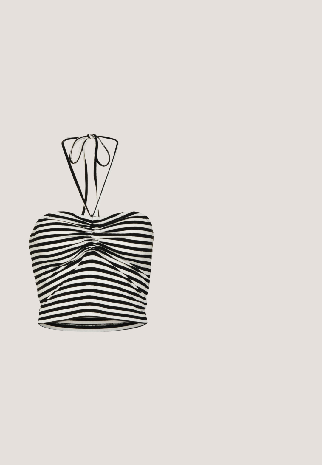 Pieces PCLAYA CROPPED TIE TUBE - Top - black/bright white; Sort-hvid nederdel med bladmotiv lavet af let, struktureret stof med elastisk talje og gulvlængde.; Sorte kilehæle med flere tynde stropper, justerbar ankelspænde, tekstureret overflade og en afrundet hælform.; Sorte solbriller med grå linser, der har et gittermønster af små metalliske rhinsten langs stellet. Glat overflade, kantede design.; Sort rektangulær skuldertaske med en enkelt justerbar rem og lynlås i toppen på en ensfarvet baggrund.; Sølv hoops øreringe med et tyndt, glat design; langstrakt oval form; poleret finish; har en sikker krog lukning.