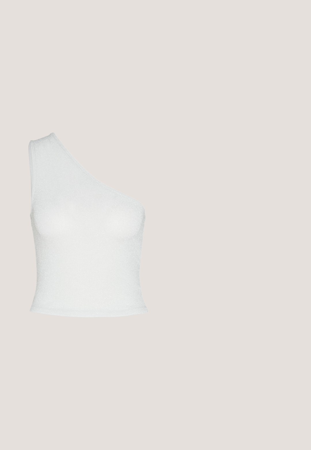 Pieces PCLINA ONE  - Top - egret; Sølvpleated bukser med elastisk talje, brede ben og en glat metallisk tekstur. Lodrette striber forbedrer den visuelle appel.; Sølvmetallic ankelstøvle med spids tå og slank hæl. Har en tætsiddende pasform og en glat, skinnende overflade. Sømaccenter på toppen.; Ovale briller med en metallisk sølvramme, klare linser og strukturerede perleaccentede stænger. Letvægtsdesign med buede arme.; Sorte og sølv håndtaske med en tekstureret overflade, der har et diamantmønster, en knyttet håndtag og en struktureret form.; Sølv hoops med en bølget, uregelmæssig tekstur. Har en tynd, cirkulær form og en reflekterende finish.