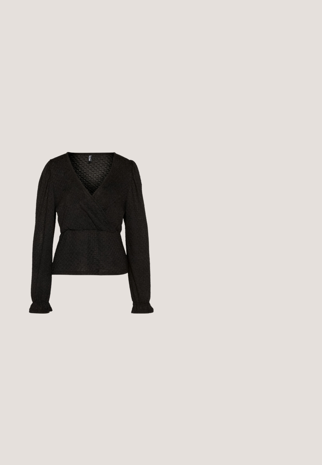 Pieces PCJUNE WRAP  - Langærmet T-shirt - black; ONLY ONLBLUSH MID FLARED  - Bukser - black; Sort ankelstøvle lavet af læder med en tekstureret overflade, elastiske sidelæg og en tykkere, rillede sål for ekstra greb.; Sorte rektangulære briller med klare linser. Blank finish, smalle stænger, og lilla nuance synlig i kanterne af linsen.; Sorte og sølv håndtaske med en tekstureret overflade, der har et diamantmønster, en knyttet håndtag og en struktureret form.; Sølvfarvede hoop øreringe med en glat, rund form og en poleret overflade. Begge øreringe er i samme størrelse og har en sikker lukke mekanisme.