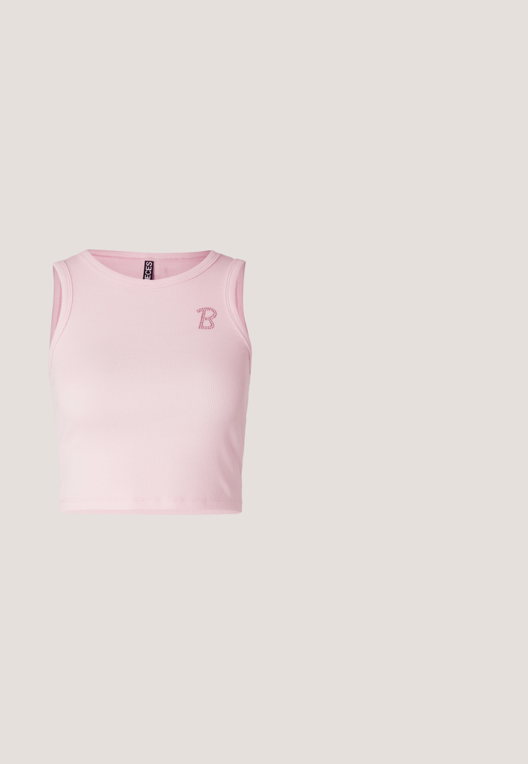 Svetloružový rebrovaný crop top s okrúhlym výstrihom a širokými prieramkami, ozdobený malým dekoratívnym logom "B" z kamienkov na hrudníku.; Šedé denimové džínsy s rozšírenými nohavicami a priliehavým pásom, s piatimi vreckami a jemným vyblednutím. Obsahujú zapínanie na gombík a prešitý lem.; Bežecké topánky s priedušným bielym sieťovaným zvrškom, striebornými akcentami, šedými šnúrkami a odolnou čiernou gumovou podrážkou. Ľahký, polstrovaný dizajn.; Ružové priehľadné slnečné okuliare s oválnymi šošovkami, tmavočerveným tónovaním a štíhlymi ramenami, so hladkým povrchom a jemnými detailmi na ráme.; Ružová, polstrovaná kabelka s oblehnutým dizajnom, vyrobená z lesklého materiálu. Obsahuje naťahovanú rukoväť a zipsové uzatvorenie pre bezpečný prístup.; Strieborné kruhové náušnice s hladkým, reflexným povrchom. Guľatý, veľký tvar s bezpečným zapínaním na vrchu. Lesklý povrch ukazuje žiaru.