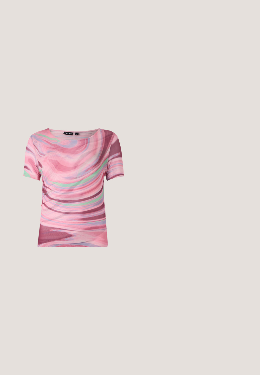 Korte mouwen T-shirt met een roze en paarse spiraalpatroon, gemaakt van lichtgewicht stof met een ronde halslijn en een rekbare pasvorm.; Zwarte broek met een soepel flared ontwerp, gemaakt van een gladde stof. Heeft een elastische tailleband voor comfort en een strakke, eenvoudige silhouet.; Zwarte patenten leren ballerina met een spitse neus, een enkelbandje met een gesp en een gladde, glanzende textuur. Lage hak voor comfort.; Roze transparante zonnebril met ovale lenzen, donkerrode tint en slanke pootjes, met een gladde afwerking en subtiele details op het frame.; Pieces PCALUANA SHOULDER BAG - Handtas - black; Gouden hoepeloorbellen met een gladde, gepolijste afwerking. Beschikken over een halve cirkelvorm en een veilige postsluiting.