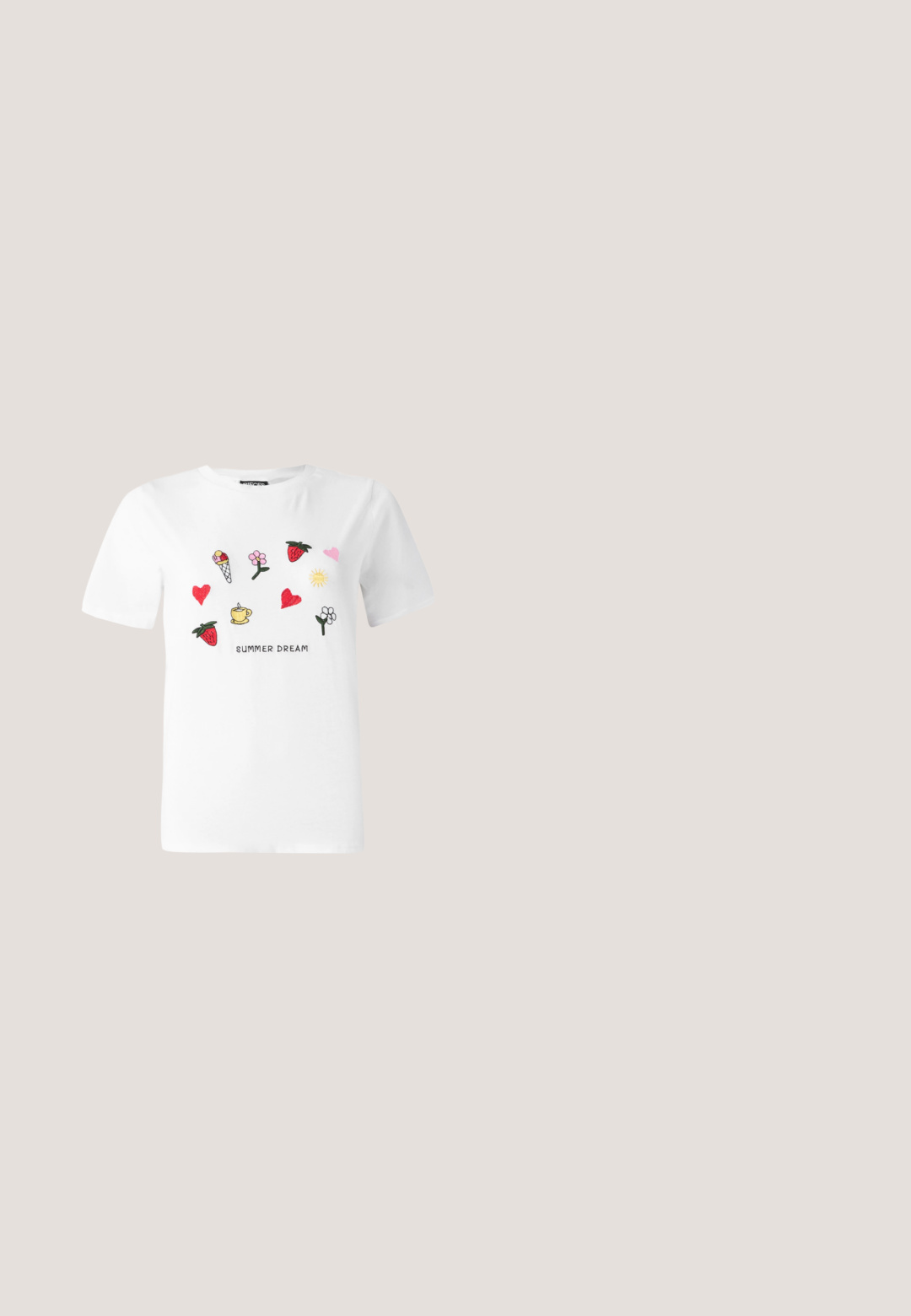 Witte katoenen t-shirt met kleurrijke borduursels van aardbeien, harten, bloemen, een ijsje en een zon. Onder de tekst staat "ZOMERDROOM."; Denim maxi rok in donkerblauw, met een rechte snit, een tailleband met knoopsluiting en minimale stikdetails.; Witte canvas sneakers met rubberen zolen, voorzien van zes vetertjes, een ronde neus en lichte stikdetails, gecombineerd met witte enkelsokken.; Roze transparante zonnebril met ovale lenzen, donkerrode tint en slanke pootjes, met een gladde afwerking en subtiele details op het frame.; Beige schoudertas van glad leer met een ritsluiting. Kenmerkt zich door een eenvoudig ontwerp, een slanke schouderband en metalen hardwareaccenten.; Pilgrim Oorbellen - gold-coloured