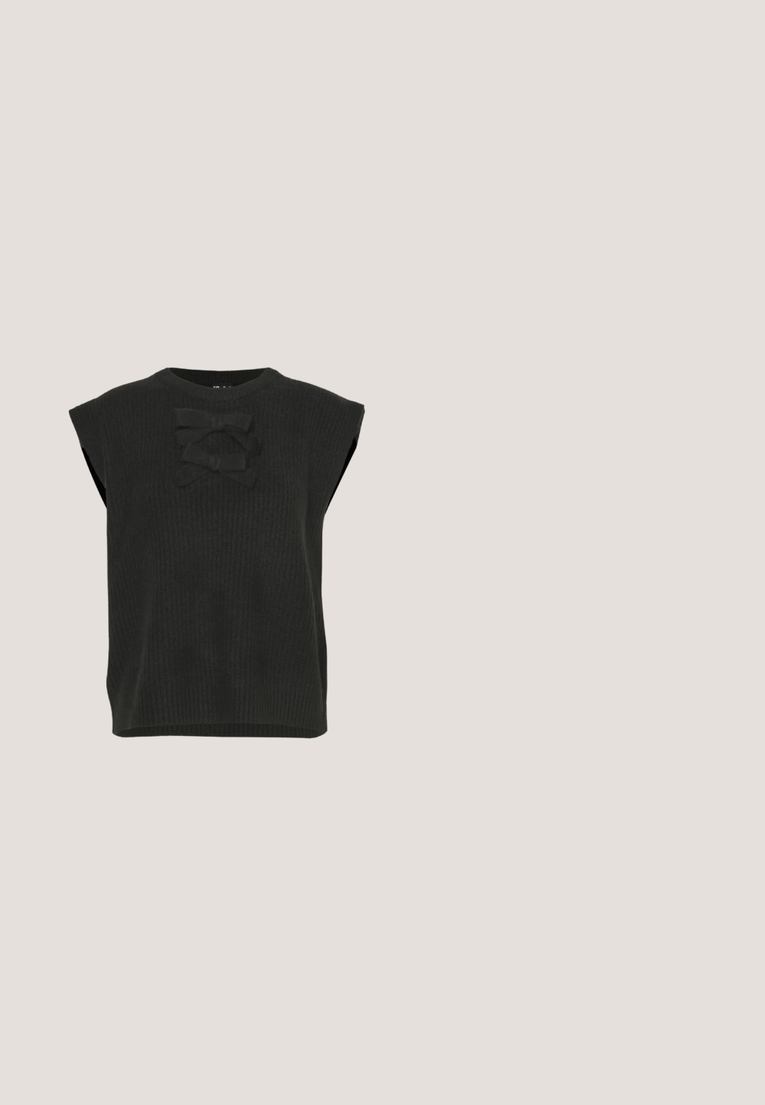 Zwart geribbelde top met brede armsgaten en een ronde halslijn. Heeft een opvallende tekstuur strikdetail op de voorkant.; Blauwe denimshorts met omgeslagen zomen, vooraan knoop- en ritssluiting, taillebandlussen en voor- en muntzakken.; Zwarte leren sandalen met een kruisbandontwerp, verstelbare gesp en een gestructureerde zool met ribbels voor grip.; Zwarte zonnebril met een rechthoekig frame, donkere lenzen, gladde plastic materiaal en een metalen accent op de poot.; Pieces PCALUANA SHOULDER BAG - Handtas - black; Een paar dunne, zilveren, open hoepel oorbellen met een vlakke, gladde afwerking en een haaksluiting tegen een witte achtergrond.