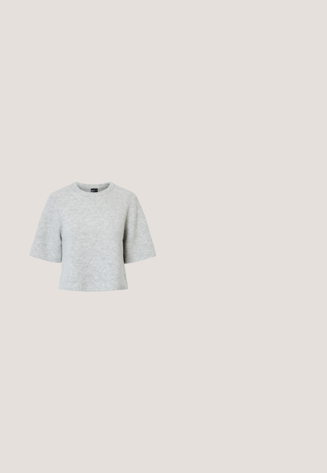 Grijze trui met korte mouwen van gestructureerde gebreide stof, met een ronde halslijn en een cropped ontwerp. Geen zichtbare patronen of accenten.; Hoge taille, wijde pijpen jeans van lichtgrijs denim. Voorzien van een klassiek vijf-pocket ontwerp, subtiele vervaging en een metalen knoopsluiting.; Zwarte leren enkellaarzen met ronde neuzen, een vetersluiting, zilveren veteroogjes en getextureerde zolen, gecombineerd met donkerblauwe spijkerbroeken.; Metalen zilveren bril met ronde glazen en een dunne montuur. Zwarte tempeltips bieden contrast. Inclusief verstelbare neuspad.; Zwarte leren handtas met een gladde textuur. Beschikt over een verstelbare schouderband en een strak, minimalistisch ontwerp met een ritssluiting.; Zwarte faux leren riem met zilverkleurige studs in een golvend patroon, voorzien van een zilveren metalen gesp en een gestructureerde afwerking.