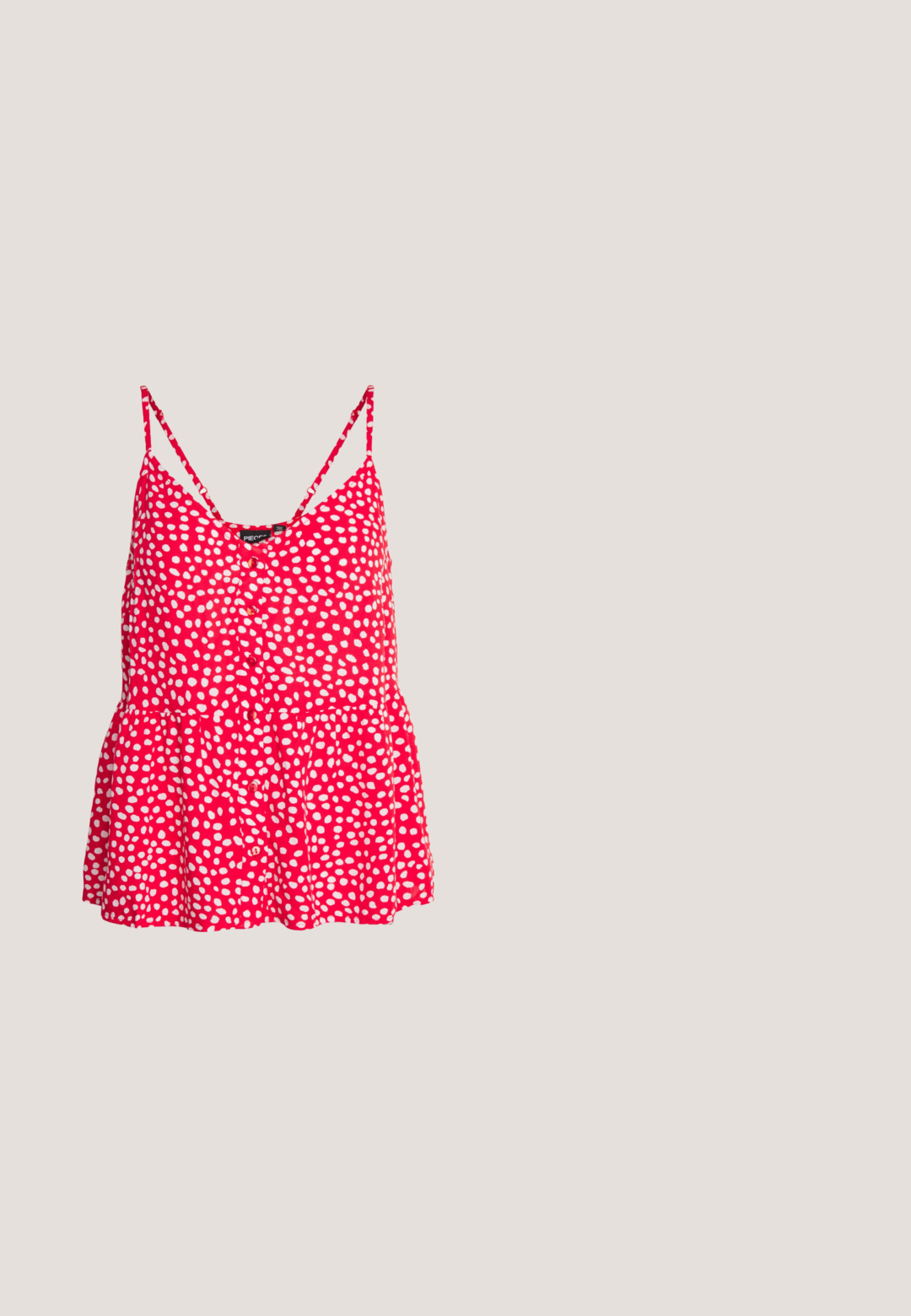 Pieces Petite PCTALA - Top - red; Schwarze ausgestellte Hosen aus elastischem Stoff. Sie haben einen hohen Bund und ein glattes, eng anliegendes Design, das ab dem Knie nach unten ausgestellt ist.; Weiße Leinensneaker mit Gummisohlen, ausgestattet mit sechs Ösen, runder Zehenpartie und dezenten Nähten, kombiniert mit weißen Knöchelsocken.; Schwarze quadratische Sonnenbrillen mit dunkelgrünen Gläsern, ausgestattet mit markanten Rahmen und silbernen Akzenten an den Seiten. Hergestellt in Italien.; Weiche Stoff-Schultertasche mit rot-weiß kariertem Muster, geknotetem Griff und dreieckiger Form vor einfarbigem Hintergrund.; Silberne Creolen, kreisförmig, mit glatter, glänzender Oberfläche und gleichbleibender Breite. Minimalistisches Design ohne zusätzliche Akzente.