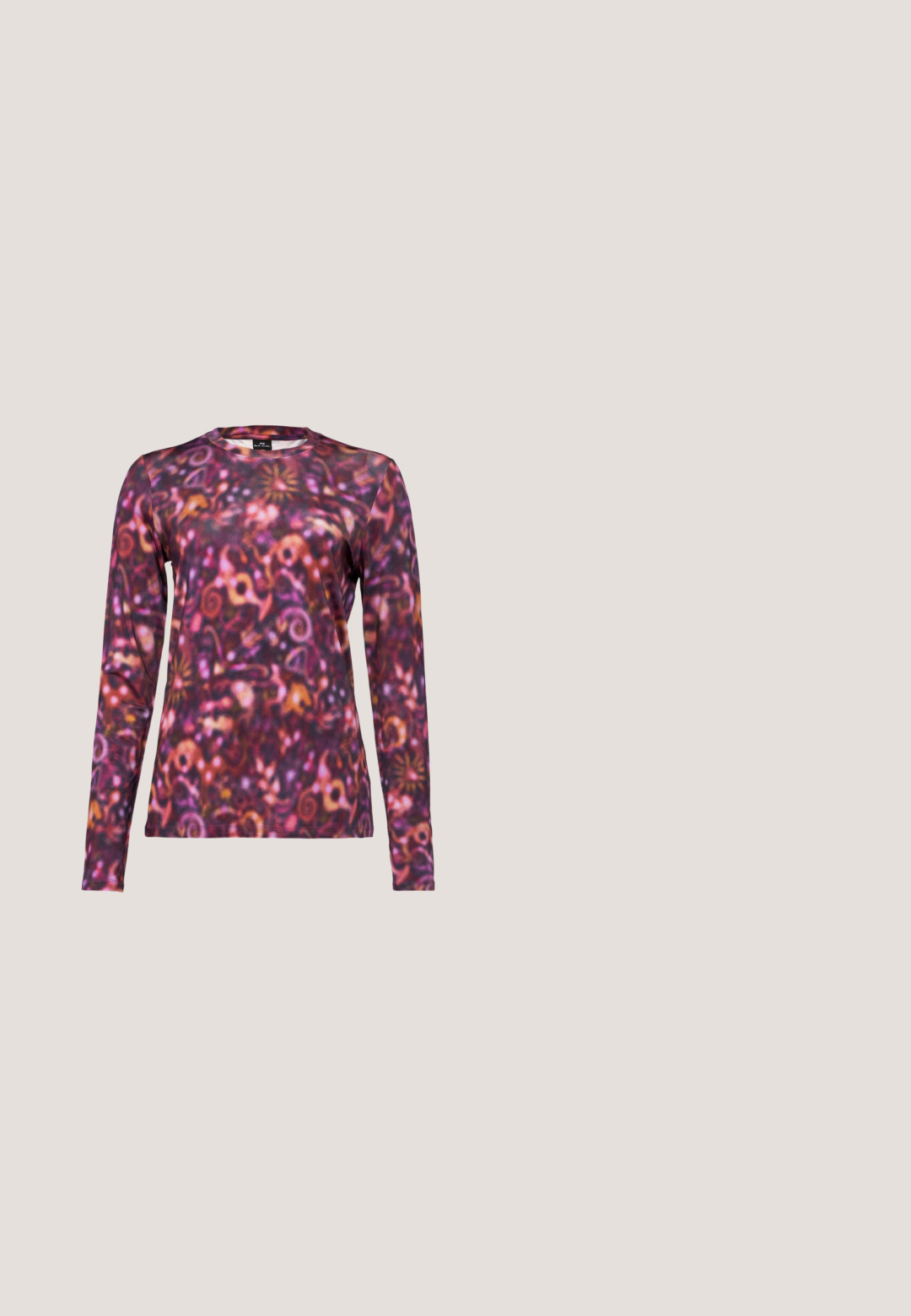 Langærmet skjorte med et levende, svindende mønster i nuancer af lilla, pink og orange. Fremstillet af blødt stof med rund halsudskæring.; Sorte flared jeans lavet af denimstof, med mellemhøjt talje, fem lommer og metalknaplukning for ekstra detaljering.; Sort lædersandal til kvinder med tynde stropper, firkantet tå, justerbar ankelrem og udvidet mellemhøj hæl.; Sorte, oversized solbriller med en blank finish, gradient linser og rund rektangulær form; har logo på siden.; Marineblå læderclutch med opsamlet design, sølvkæde og lukning med knips. Glat tekstur med en diskret glans.; Sølvskulpturelle øreringe med glatte, buede former og reflekterende overflader. Har et lukket hoop-design og en markant organisk form.