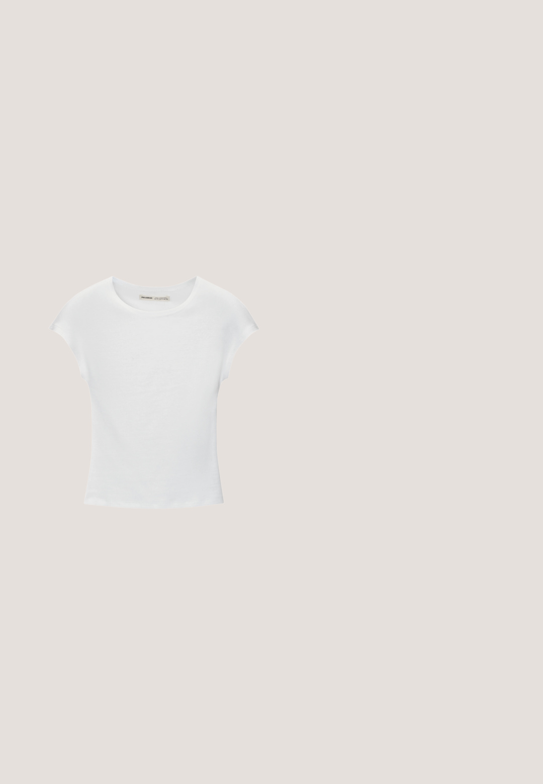 Hvid bomuld t-shirt med korte, opsmøgede ærmer, rund halsudskæring og lige kant. Glat tekstur uden synlige mønstre eller detaljer.; Vidde ben, lyseblå denimjeans med falmet tekstur, høj talje og fem-lomme-design. Har en metalknap og lynlås-lukning.; Hvide lavtop sneakers med en glat lærredsoverdel, rund tå og tyk gummisål. Har snørebånd foran og et minimalistisk design.; Blåt tørklæde med sorte og hvide blomsterprint, løst foldet med frynsekant på hvid baggrund.; Sort struktureret håndtaske lavet af læder med et topgreb, aftagelig skulderrem og detalje med frontklap. Guldhardware accenter.; Sølv mesh rem ure med en rektangulær kasse, grå urskive og minimalistiske hvide time- og minutvisere. Brandlogoet vises kl. 12.