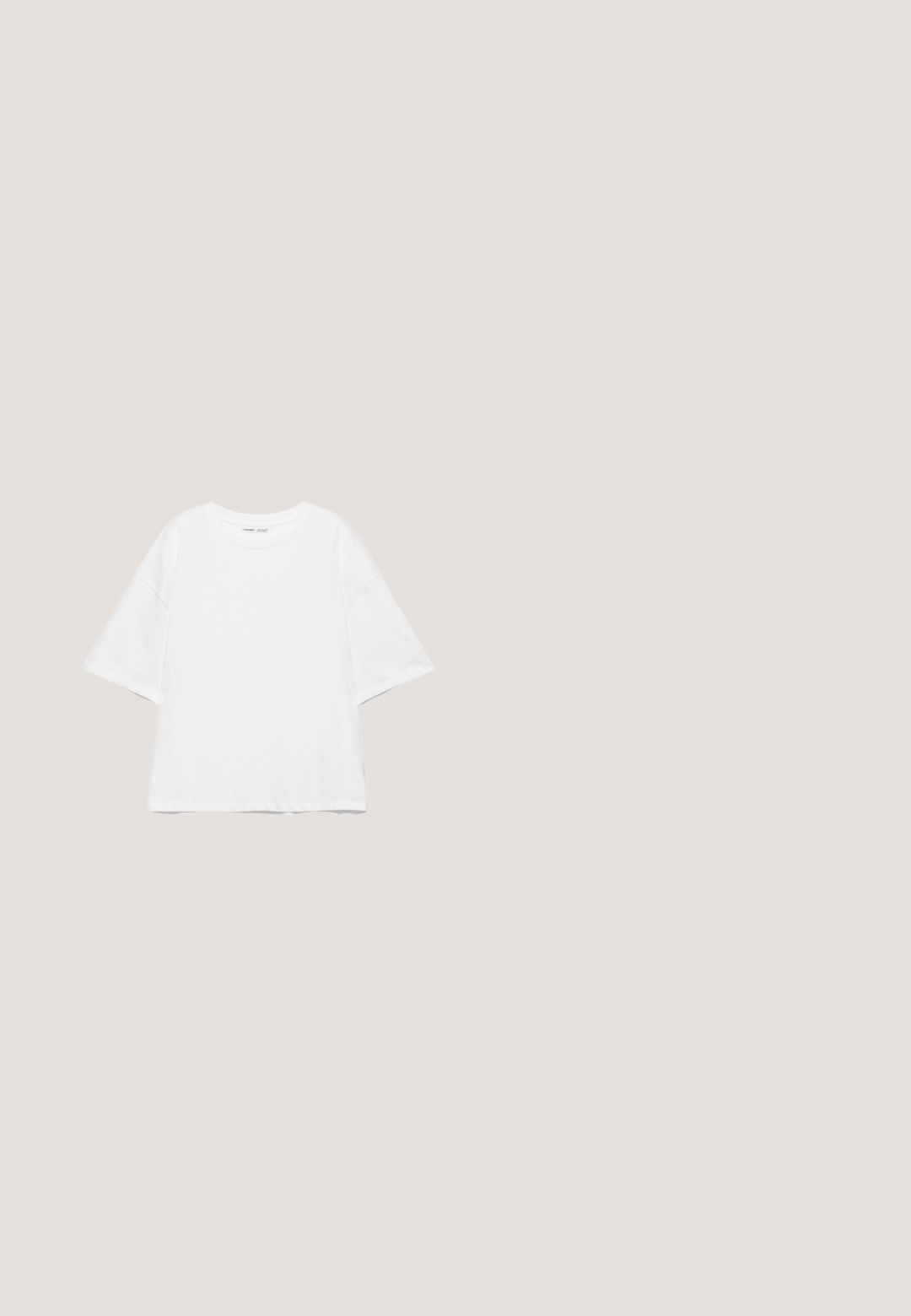 T-shirt blanc oversize à manches courtes avec col rond, design uni, et coutures d'épaule tombantes sur fond blanc.; Jean en denim gris délavé, coupe droite, bouton sur le devant, fermeture éclair, design cinq poches, posé à plat sur un fond clair.; Talons aiguilles noires en cuir avec un bout pointu, une fine bride réglable, et un talon aiguille d'environ 5 cm, texture lisse.; Even&Odd by Zalando Lunettes de soleil - black; Sac à épaule en cuir noir brillant avec un seul compartiment zippé et une fine bandoulière arquée.; Ceinture en cuir noir avec une grande boucle en métal doré de forme géométrique, enroulée sur un fond blanc.