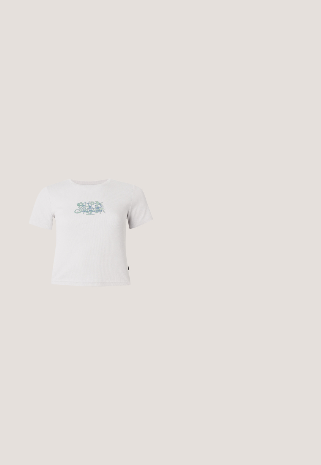 Κοντό λευκό ριμπ T-shirt με κοντά μανίκια και μικρή πράσινη λουλουδάτη απεικόνιση στο κέντρο του στήθους.; Ανοιχτού μπλε τζιν παντελόνι σε φαρδιά γραμμή. Διαθέτει ξεθωριασμένο φινίρισμα, πέντε τσέπες και κλείσιμο με κουμπί, καθώς και θηλίτσες ζώνης στη μέση.; Λευκό πλατφορμ παπούτσι με χοντρή, χοντροκομμένη σόλα, κορδόνια μπροστά και λογότυπο της μάρκας Buffalo στο πλάι, απεικονίζεται από την εξωτερική πλευρά.; Οβάλ γυαλιά ηλίου με λευκό σκελετό και σκούρους φακούς που ακουμπούν σε λευκή επιφάνεια.; Μαύρη και ασημένια τσάντα χειρός με υφασμάτινη επιφάνεια που διαθέτει διαμαντένιο σχέδιο, κόμπο στη λαβή και δομημένο σχήμα.; Ασημένιο κολιέ με αλυσίδα και μικρά ορθογώνια μεταλλικά διακοσμητικά, τοποθετημένα ομοιόμορφα, με ρυθμιζόμενο κούμπωμα σε λευκό φόντο.