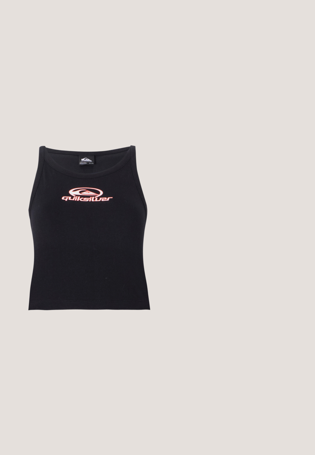 Sort udenærmet crop top lavet af blødt stof med et pink Quiksilver-logo centralt på brystet. Enkel design med rund udskæring.; Lys blå træningsbukser med en glat tekstur, elastisk talje og en subtil mønster. Har et logo nær hoften og farvede detaljer ved kanten.; Grå Nike Air Force 1 sneakers med perforeret tå, glat læderoverdel, tyk sål og præget 'AIR' detalje på hælen.; Et par rektangulære solbriller med lyseblå gennemsigtige stel og mørkegrå linser, der har lige templer og minimale hardware detaljer.; Sølvmetallic håndtaske med snøredetaljer, der har et slankt design og en kort strop. Tasken holdes i hænderne for at fremvise dens tekstur.; Sølv hoops øreringe har et glat, afrundet design med en slank profil og sikker spænde. Minimalistisk stil med en poleret finish.