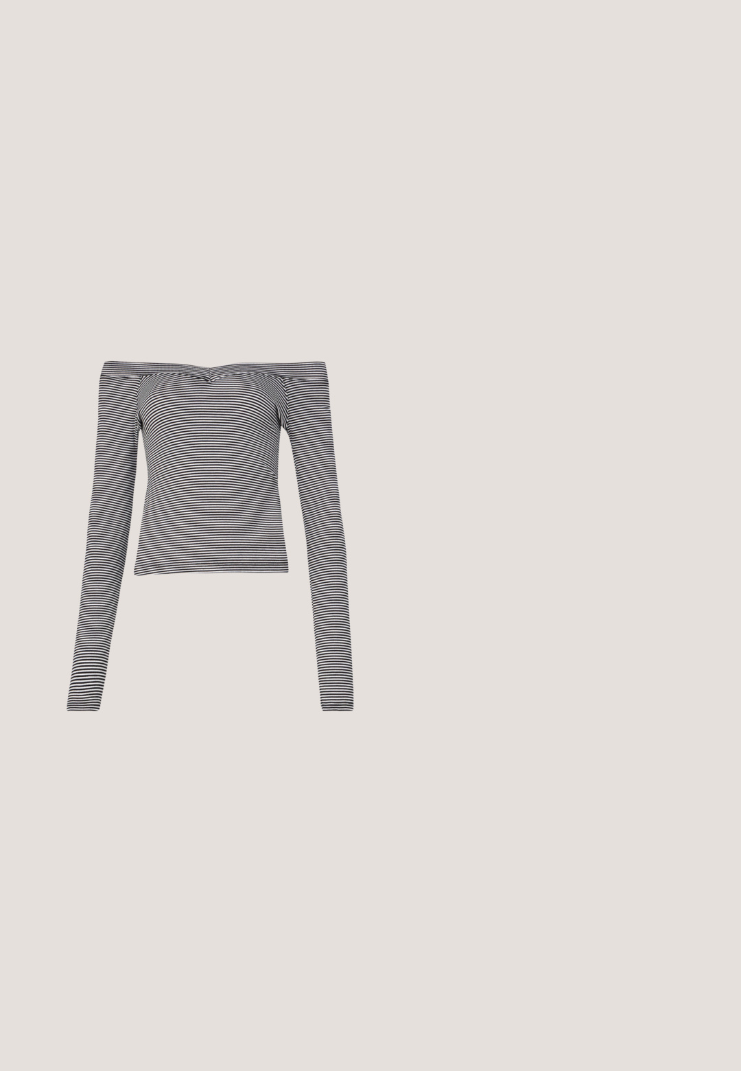 Sort og hvid stribet off-shoulder langærmet top lavet af glat stof med en tætsiddende pasform og smal halsudskæring.; Lysblå denim jeans med lige ben-design, to forlommer, en falmet finish og en lille slidse detalje på højre lår.; Sort læder slingback-sko med spids tå, en tynd hæl og et rent design, der har en slank silhuet og glat tekstur.; Sorte solbriller med rektangulært stel, mørke linser, glat plastmateriale og en metalaccent på templet.; Sort håndtaske med en rund form, lavet af glat materiale. Har et flet håndtag og en lynlåslukning for sikker opbevaring.; Pilgrim Øreringe - gold-coloured