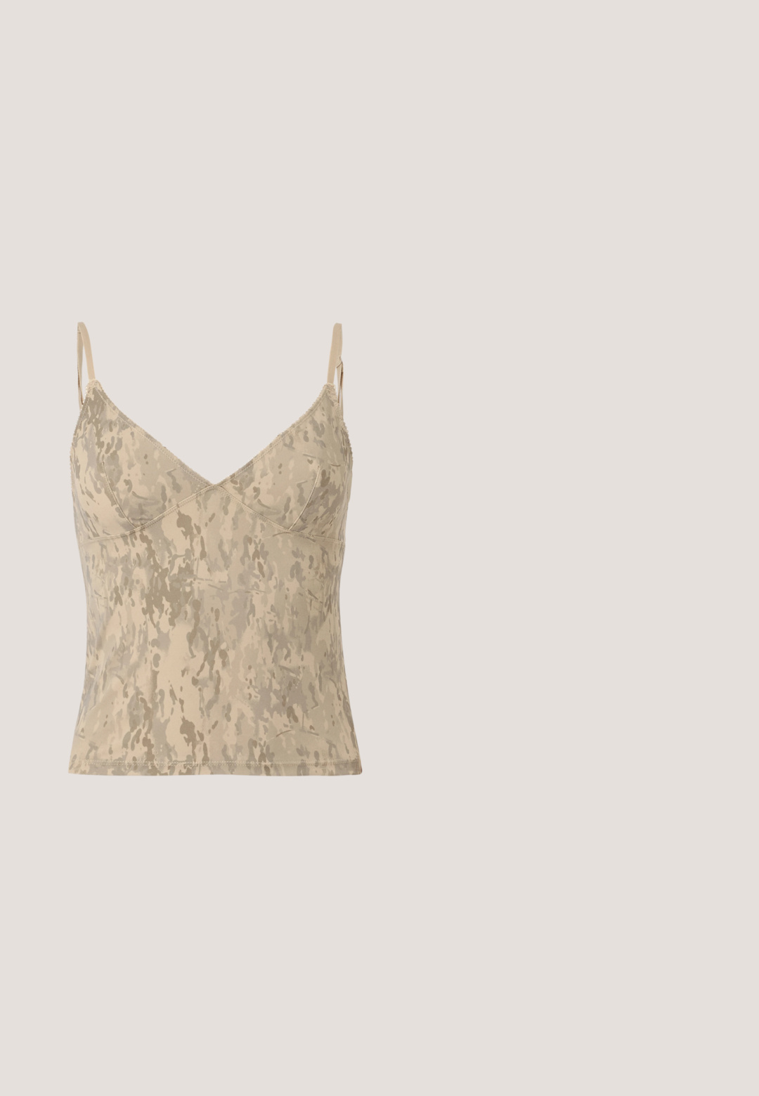 Beige udenærmet top med tynde justerbare stropper og abstrakt marmeret mønster.; Mørkeblå jeans med lige ben, hvid syning, knap- og lynlås-lukning, forlommer og møntlomme, lagt fladt på en hvid baggrund.; Brun og tan Nike sneaker med mesh og reflekterende detaljer, der svæver over en betonbeklædning mod en sløret grå baggrund.; Sorte katteøje-solbriller med lysebrune tonede linser og små dekorative prikker nær hængslerne.; Brun skuldertaske i læder med justerbar strop, frontlommer med spænder og sidelommer med lynlås på hvid baggrund.; Sølv hoops øreringe med en glat, reflekterende overflade. Rund, stor form med en sikker lås øverst. Den polerede finish fremhæver glansen.
