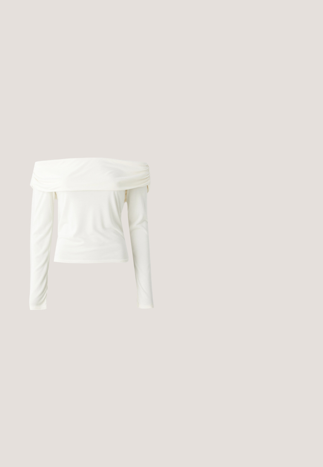 Off-shoulder langærmet top i crème hvid, lavet af glat stof med en tætsiddende silhuet og samlet detalje ved udskæringen.; ONLY Tall ONLKENDELL - Jeans Skinny Fit - white; Enkelt hvid åben tå mule med blokhæl står på grå asfalt mod en flisebelagt væg.; Klare plastiske briller med firkantet ramme og gennemsigtige linser, der har guld accenter på tempelstængerne for ekstra detaljer.; Cremefarvet læderhandbag med rektangulær form, flad hank og aftagelig rem; har en frontklap med magnetlukning.; Sølvring med dobbeltbånd og en glat, poleret overflade. Den har et flydende, buet design med overlappende sektioner for et moderne udtryk.