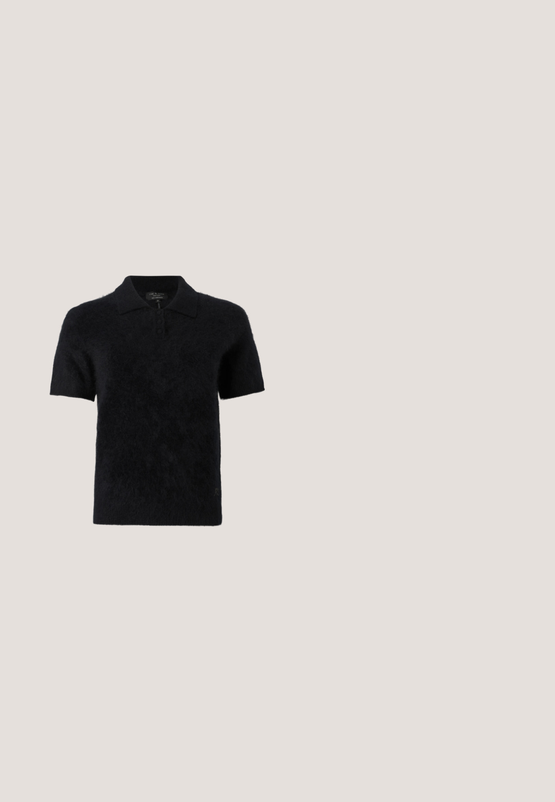 Zwart poloshirt met korte mouwen, gemaakt van een zachte, gestructureerde stof, voorzien van een kraag en een drieknoopsbies. Heeft een licht pluizige uitstraling.; Lichtbeige flared jeans van katoen. Heeft een hoge taille, vijf zakken en een knoopsluiting met contrasterende stikdetails.; AllSaints NATASHA  - Lage laarzen - black; Crème vierkante sjaal met kleine groene stippen en een olijfgroene rand op een witte achtergrond.; Kleine metalen goudkleurige handtas met gebogen bovenrand, gouden schouderketting en afneembare polsriem op witte achtergrond.; Zwarte leren riem met zilveren gesp en metalen initialen "EA", plat liggend op een effen lichte achtergrond.