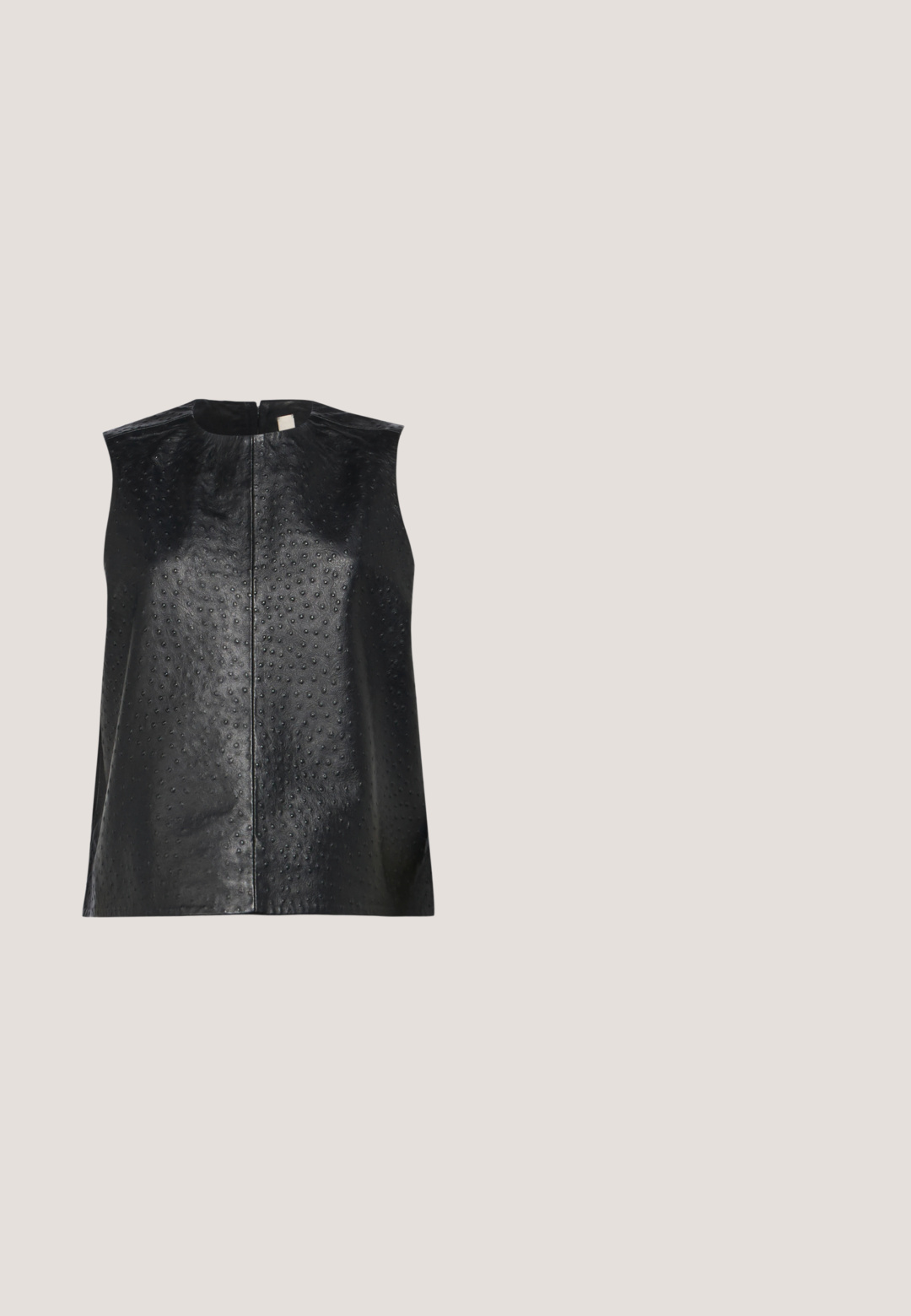 Top sin mangas de cuero negro con un acabado suave y una textura con puntos. Presenta un escote redondo y una cremallera central en la parte posterior.; Jeans de mezclilla negra con una cintura alta y un diseño de pierna ancha. Cuenta con cinco bolsillos y una textura sutilmente desgastada con acentos de costura en contraste.; Sandalia de tacón de cuero gris con tira anudada en los dedos y cordones que se envuelven alrededor del tobillo, sobre un tacón delgado de altura media, sobre fondo blanco.; Gafas de sol de gran tamaño y forma cuadrada, hechas de plástico brillante, con lentes grises, pequeños acentos plateados y marca grabada en la patilla.; COACH GLOVETANNED SOHO - Bolso de mano - black; Pendientes de plata con forma irregular, lisos y con un acabado mate suave, mostrados sobre un fondo blanco liso.