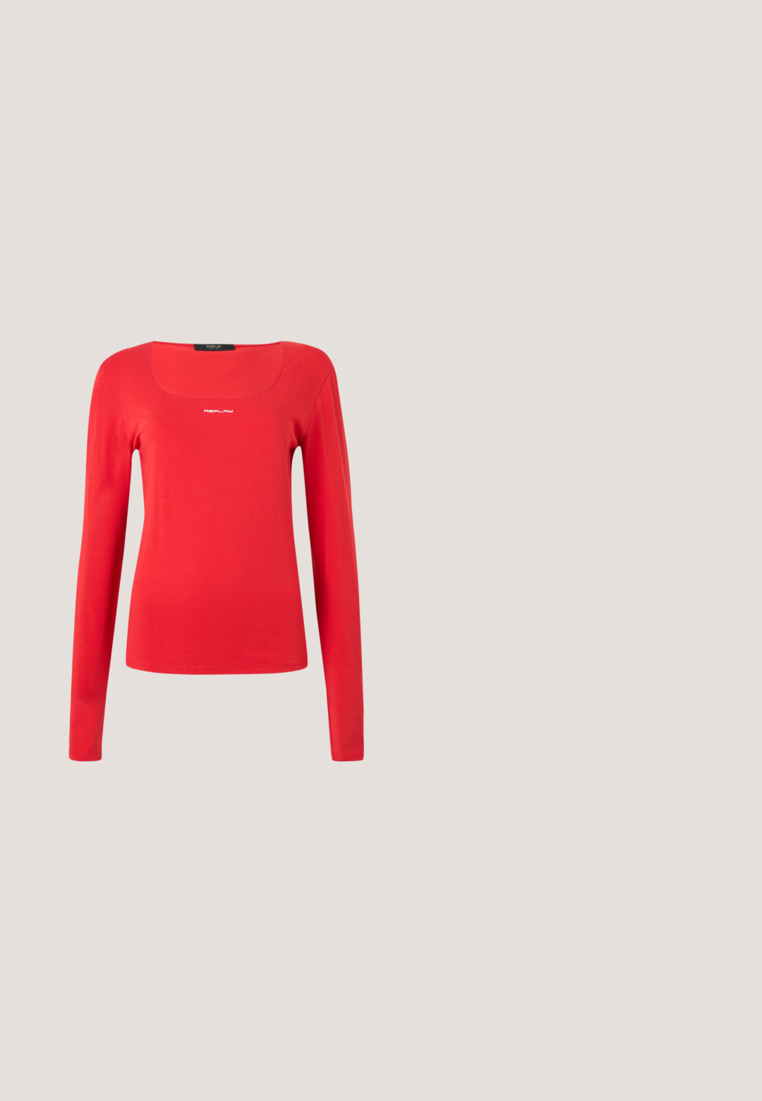 Replay SQUARED NECK  - Camiseta de manga larga - red; Jeans de mezclilla de corte acampanado en un azul claro, con un lavado desgastado, cinco bolsillos, detalles cosidos y cierre de cremallera con botón.; Zapatilla deportiva de cuero negro con tres rayas plateadas, punta texturizada y suela de goma. Cuenta con un collar acolchado y un diseño con cordones.; Gafas de sol rectangulares negras con lentes oscuros, montura de plástico grueso y patillas anchas. Superficie lisa y diseño anguloso.; Even&Odd by Zalando H24462 - Bolso de mano - black; Pendientes de metal plateado con diseño ondulado, que cuentan con dos elementos alargados interconectados. Textura suave y acabado pulido. Cierre de tipo presión.