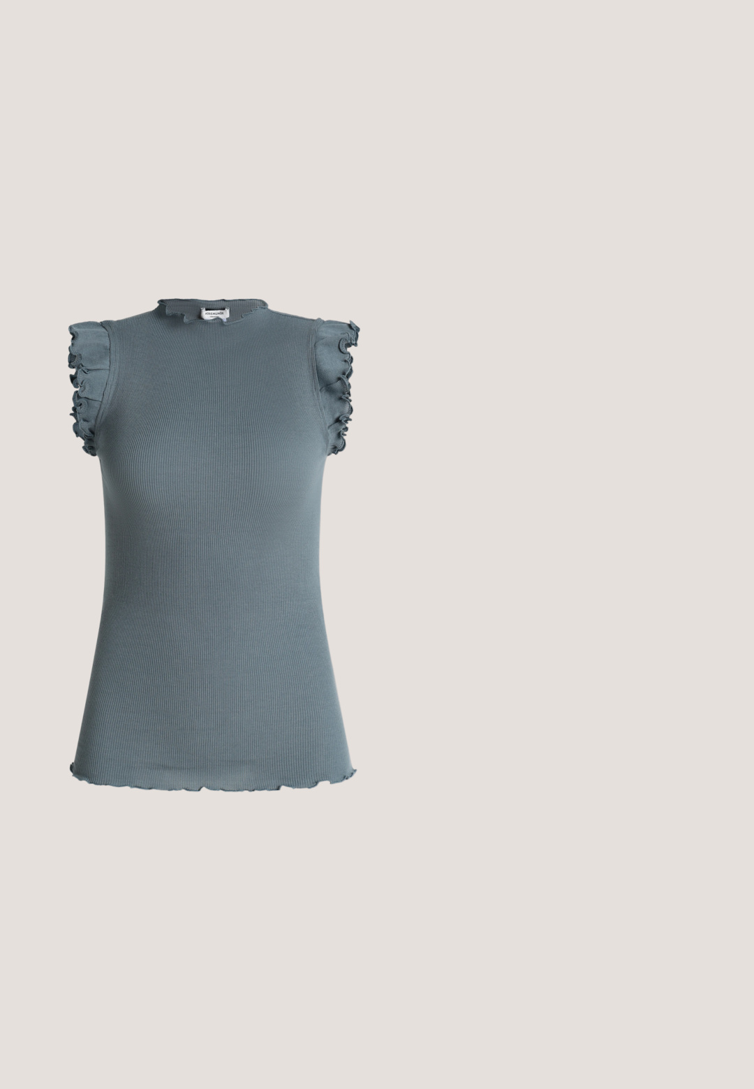 Haut sans manches en maille côtelée bleu doux avec des bords froncés aux manches, à l'encolure et à l'ourlet.; Pantalon slim bleu marine avec coutures avant surpiquées et poches latérales inclinées, chacune ornée d'un bouton rond en or unique.; Chaussure plate noire à bout pointu suspendue au-dessus d'un tapis beige texturé avec un canapé de couleur neutre en arrière-plan.; Lunettes aviator en écaille noire avec des verres transparents reposant sur une surface blanche.; Sac à main rectangulaire noir avec texture crocodile, deux poignées supérieures, petit logo doré ALDO et bandoulière amovible sur fond blanc.; Ceinture en cuir noir avec une boucle en métal doré ornée d'un motif en chaîne tressée. Sangle plate se rétrécissant vers une extrémité pointue.