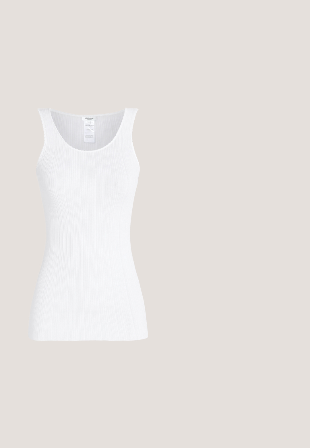 Weißes ärmelloses geripptes Tanktop mit Rundhalsausschnitt und figurbetonter Silhouette auf einfarbigem Hintergrund.; Jeanswickelrock in metallischem Gold. Mit Schlaufenverschluss, unregelmäßigem Saum und subtiler Textur mit einem leicht abgetragenen Aussehen.; Schwarze Sandalette mit hohem Absatz, schlankem Knöchelriemen, Mittelriemen verziert mit silbernen Kettengliedern und offenem Zehendesign.; Sonnenbrille mit goldfarbenem Rahmen, dunklen rechteckigen Gläsern und dünnen Armen mit schwarzen Enden, die auf einer weißen Oberfläche liegen.; Schwarze Lederhandtasche mit strukturiertem Design, strukturiertem Oberflächen, zwei Griffen oben und einem goldenen Schlossverschluss.; Silberne Metallohrringe mit einem wellenförmigen, skulpturalen Design, das eine polierte Oberfläche und unregelmäßige Formen aufweist, die eine zeitgenössische Ästhetik betonen.