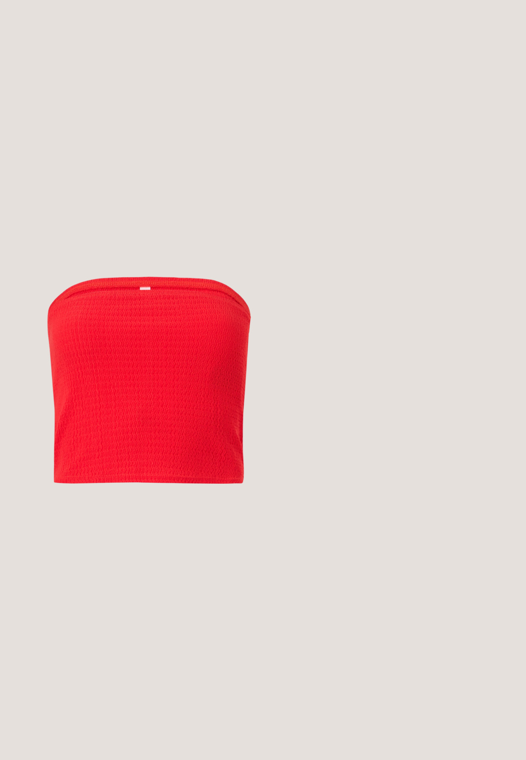 Haut tube rouge texturé sans bretelles avec un léger côtelage et une petite étiquette blanche rectangulaire au centre du bord supérieur.; Jupe mini en cuir synthétique noir avec une texture lisse et brillante, présentant une coupe droite et des coutures minimales au niveau de la taille.; Chaussure plate en cuir noir avec un nez pointu, des détails froncés autour de l'ouverture et un accent en boucle argentée sur la bride ajustable.; Sac d'épaule en tissu doux à motif à carreaux rouges et blancs, poignée nouée et forme triangulaire sur un fond uni.; Deux pièces décoratives en métal argenté, en forme de goutte d'eau avec une surface lisse et réfléchissante et une base mate contrastante.; Ceinture en cuir noir ornée d'étoiles en forme d'étoile, avec une boucle en métal argenté et une texture lisse. Conçue avec des trous décoratifs le long de la sangle.