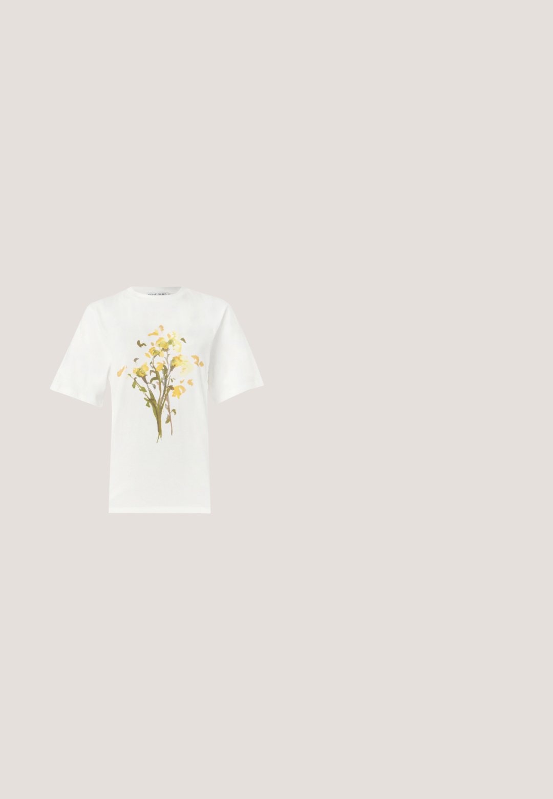Hvid bomulds-T-shirt med blomsterdesign i gule og grønne nuancer. Kortærmet og rund halsudskæring fuldender designet.; Hvide viddebukser i mesh med elastisk talje, neonpink og gul snøre samt cargolommer på begge lår.; Melissa MELISSA QUANTUM PLATFORM X DIESEL AD - Badesandaler - black; Skildpaddeformede ovale solbriller med brune tonede linser hviler på en flad hvid overflade.; Brun mulepose med farverige vintage-tallerkenmotiver og delvist fed gul tekst, med dobbelte stofhåndtag.; Flaske charme med rød chilisaus, grøn top, gyldne accenter og grafiske detaljer som flammer og tekst, der ligner en condimentbeholder.