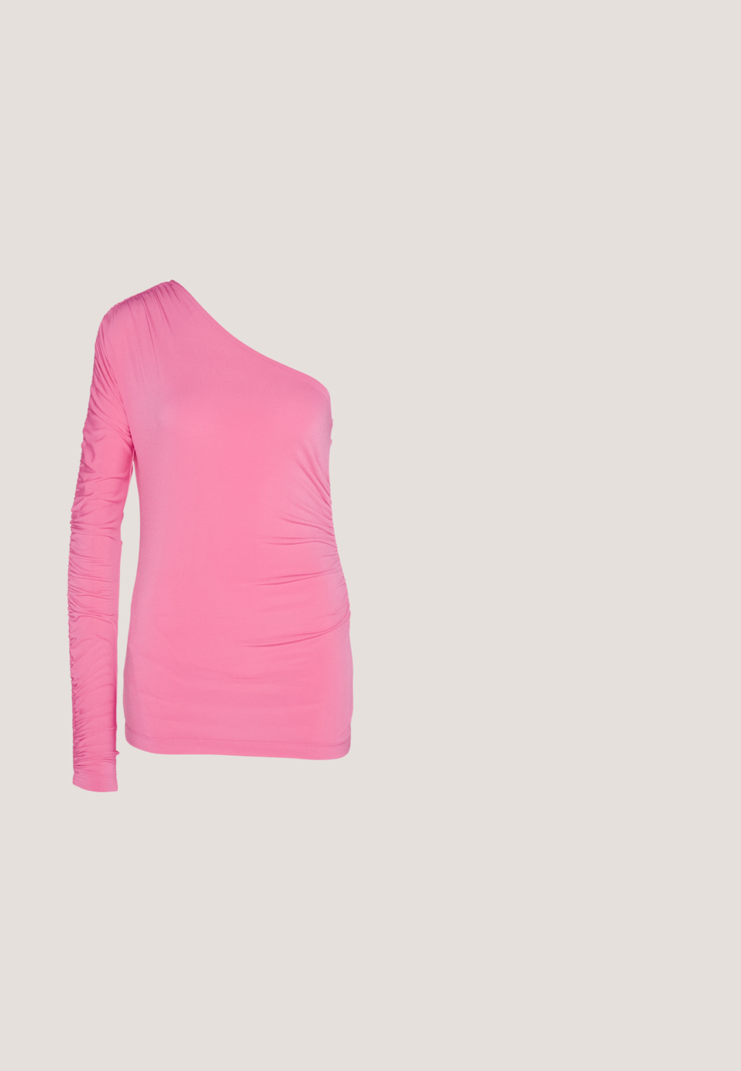 Smæk-top i pink med én skulder lavet af strækbart materiale. Har en samling på den lange ærme og siden for en tætsiddende silhuet.; Sort strikket nederdel med detaljeret hvid blomsterbroderi, regulerbar snor med frynse og en tætsiddende silhuet.; Sorte blanke klodser med platform, rund tå, buet overdelen og kontrasterende hvid sting langs kanten af sålen.; Grå solbriller med ovale linser og en kraftig ramme. Har sølvfarvede detaljer på stængerne og en glat, blank finish.; Sort læder skuldertaske med en glat tekstur, buet form, justerbar rem og lynlås. Minimalistisk design uden udsmykninger.; Sølvøreringe i hjerteform har facetterede klare sten med en struktureret ramme. Sættet inkluderer både studs og hængende stilarter.