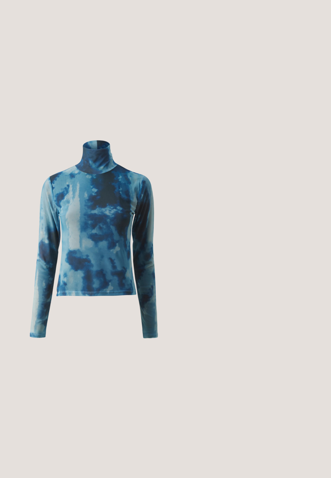 Dlhý rukáv s rolákovým výstrihom v modrom tie-dye vzore, vyrobený z hladkej látky s priliehavým strihom a vysokým golierom.; Tmavé džíny s rozšíreným spodkom a vysokým pásom, so zlatým prešívaním, piatimi vreckami a zapínaním na gombík. Hladká textúra, rovný strih.; Čierna lakovaná kožená špičatá balerína s elastickou pätou a veľkou striebornou prackou na remienku cez hornú časť.; Čierne slnečné okuliare v štvorcovom tvare so sivými gradientovými šošovkami. Lesklé rámy s čistými líniami. Strieborný logotyp ako akcent na nožičkách.; Čierna kožená bucket taška so sťahovacou šnúrkou na vrchu a bielym logom "cK" na prednej strane, vybavená nastaviteľným ramenným popruhom.; Zlaté kruhové náušnice s polmesiacovým tvarom, lešteným povrchom a pántovým uzáverom. Hladká textura a reflexný lesk zvyšujú viditeľnosť.