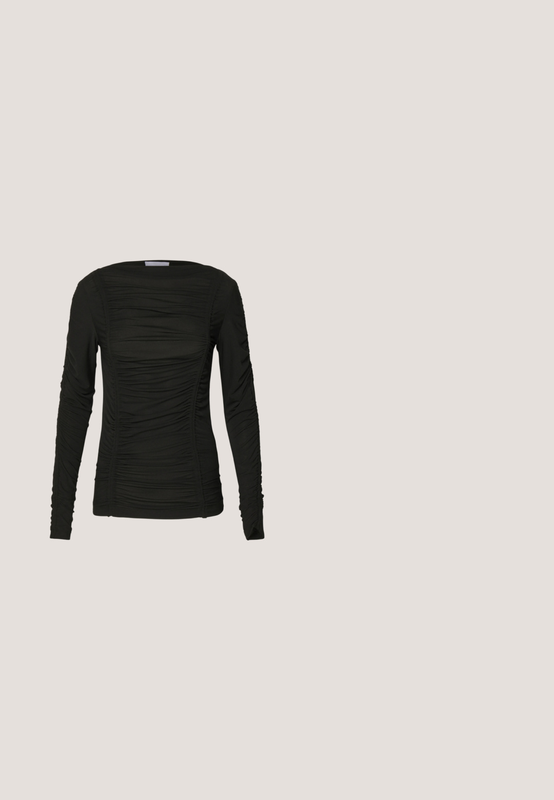 Top negro de manga larga confeccionado con material suave, con detalles fruncidos en el frente y las mangas, que presenta un escote redondo y un diseño ajustado.; Pantalones acampanados negros de denim con costuras blancas en contraste y un acento de tela a rayas en el dobladillo. Presenta bolsillos frontales.; Sandalia de tacón de cuero gris con tira anudada en los dedos y cordones que se envuelven alrededor del tobillo, sobre un tacón delgado de altura media, sobre fondo blanco.; Gafas de sol cuadradas negras con lentes oscuros, marco de plástico grueso y varillas elegantes. Presenta una marca sutil en el costado.; Bolso de cuero negro con un asa redondeada, cremallera plateada, ribete de piel de oveja blanca, y un largo borlón crema unido a la parte delantera.; Los pendientes de aro de plata presentan un diseño suave y redondeado con un perfil delgado y un cierre seguro. Estilo minimalista con un acabado pulido.