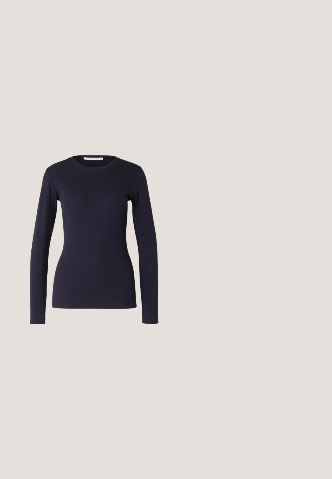 T-shirt à manches longues navy en coton doux. Présente un col rond, une coupe ajustée et une texture côtelée. Design simple et uni.; Anna Field Tall by Zalando Pantalon classique - dark blue; Chaussure Mary Jane unique brillante couleur bordeaux foncé avec une large bride et une boucle argentée, talon bloc bas et bout arrondi sur fond blanc.; Lunettes rectangulaires teintées de brun avec une finition brillante, dotées de branches fines et de verres transparents. Logo visible sur la branche gauche.; Sac en cuir vegan bordeaux, brillant, avec une forme douce et sculpturale et une large poignée incurvée pour un transport facile.; Boucles d'oreilles en argent, de forme circulaire, avec une texture lisse et brillante, et une largeur constante. Design minimaliste sans accents supplémentaires.
