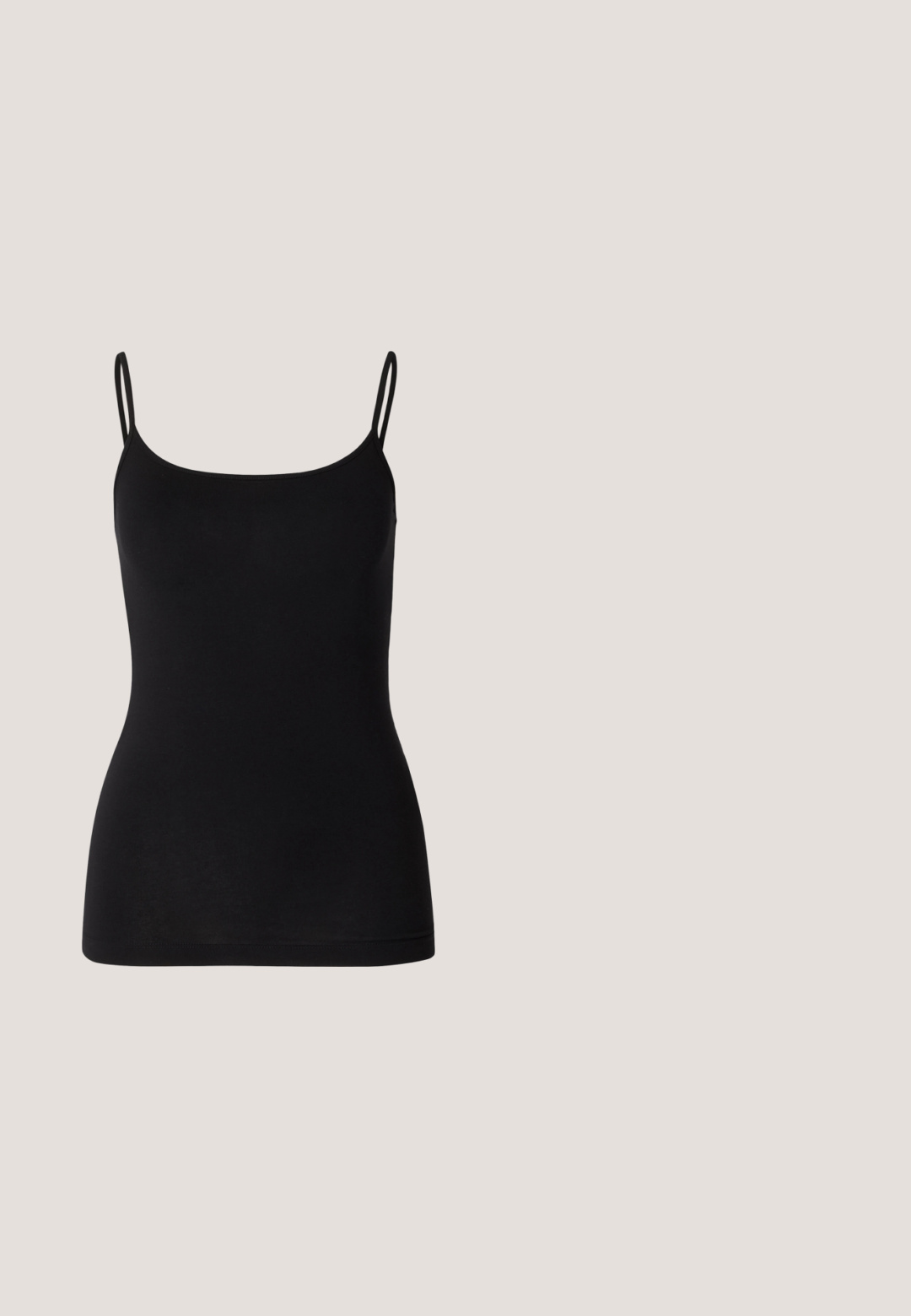 Zwarte camisole met dunne verstelbare bandjes, gladde rekstof en een aansluitende pasvorm. Geen patronen of versieringen.; Zwarte wijde broek met een crèmekleurig bloemenpatroon. Gemaakt van lichtgewicht stof, met een zachte textuur en een hoge tailleband.; Zwarte platte sandalen met een brede zool, dunne banden en een verstelbare strik bij de enkel. Zachte textuur met een minimalistisch ontwerp.; Zwarte cat-eye zonnebril met een matte afwerking, voorzien van grijs getinte glazen, scherpe hoeken en slanke zijarmen. Merkennaam zichtbaar op de binnenarm.; Zwarte gewatteerde schoudertas met een enkele strap en zilveren hardware, gecombineerd met een fitted, tie-dye patroon jurk in tinten zwart en crème.; Zilveren metalen oorbellen met een minimalistisch gebogen ontwerp, met uitgerekte, open druppelvormen en een matte afwerking.