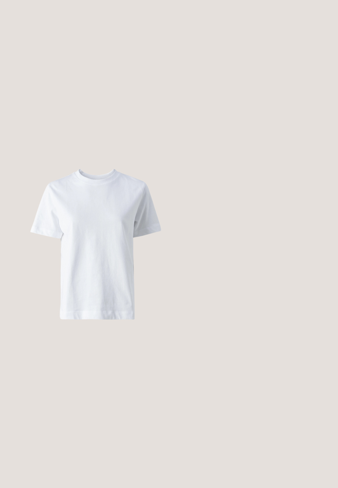 Hvid bomulds t-shirt med rund halsudskæring, korte ærmer, lige snit og glat tekstur. Ingen mønstre eller dekorationer.; Sorte bomuldsbukser med en slim fit, lige ben, bæltestropper og forlommer. Glat tekstur med diskrete stikninger.; Sort sandal med to justerbare remme, sølvspænder og en korksål på en struktureret sort gummisål.; Sorte katteøje solbriller med mørkegrå linser, slankt plastisk stel, spidse hjørner og lige stænger. Ingen synlig hardware eller dekorationer.; Sort tekstureret lædertaske med to lange skulderremme, rektangulær form og åben top.; Sølv hoops øreringe med et tyndt, glat design; langstrakt oval form; poleret finish; har en sikker krog lukning.