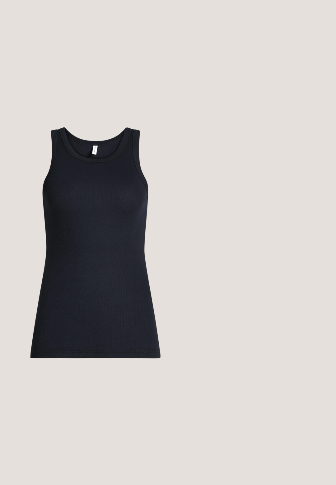 Zwarte mouwloze geribbelde tanktop met ronde hals, plat gelegd tegen een lichte achtergrond.; CLOSED MAWSON - Broek - mud grey; Muilschoen voor zwarte vrouwen met puntige neus, stoffen bovenwerk, kleine kittenhak en een decoratieve strik aan de voorkant, gezien in zijaanzicht.; Zwarte zonnebril met een achthoekig frame, getinte glazen en een glanzende afwerking. Heeft metalen accentdetails op de pootjes.; Zwarte leren clutch met geplooide textuur, zilverkleurig metalen frame, drukknopsluiting en kettingriem. Glad, zacht oppervlak.; Zilveren oorbellen met een organische, abstracte vorm. Gladde, glanzende oppervlakte met een taps toelopend ontwerp. Beschikken over subtiele rondingen en een centrale lijn detail.
