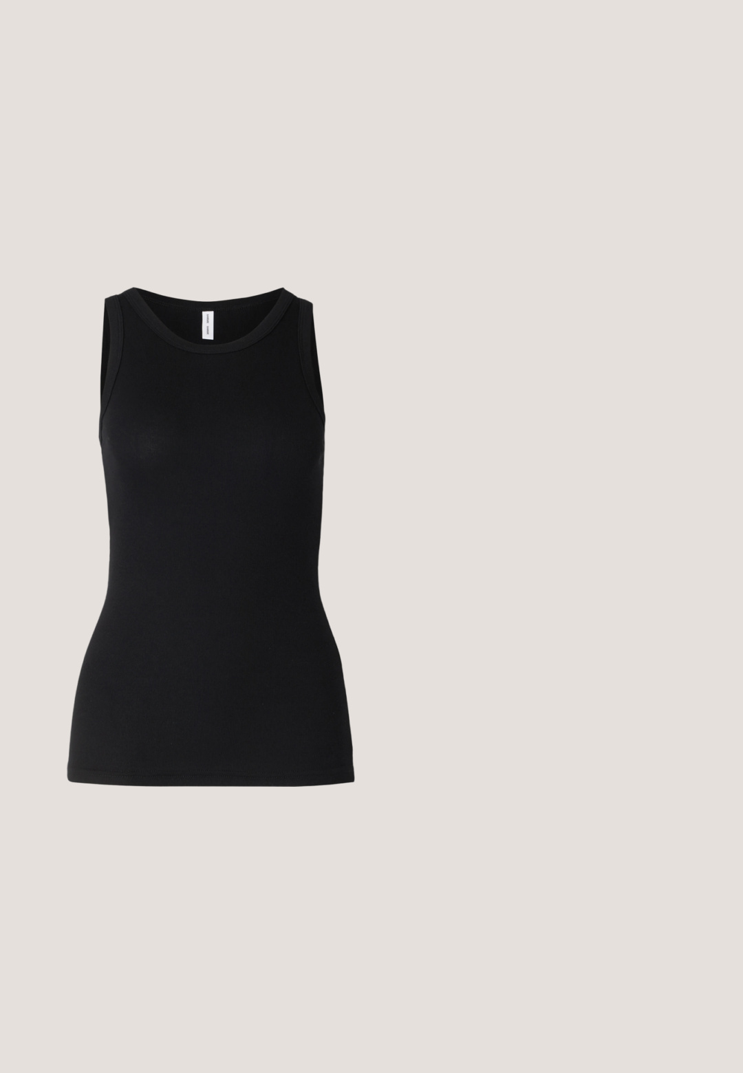 Débardeur noir sans manches en tissu côtelé, avec un col rond et une coupe ajustée, à la texture douce et sans motifs.; Pantalons larges bleu clair avec des plis sur le devant, une taille plate et un tissu doux et texturé. Fini lisse et sans motifs visibles.; Chaussure plate noire en cuir avec un bout pointu, dotée de deux lanières horizontales et de boucles carrées en argent, avec un faible talon et une texture lisse.; Pieces PCALUANA SHOULDER BAG - Sac à main - black; Collier en argent superposé comportant deux chaînes : l'une avec un pendentif circulaire et l'autre avec un cristal en forme de goutte.; Ceinture en cuir noir avec une texture lisse, dotée d'une boucle en métal argenté et de simples accents en boucle. Son design est épuré et minimaliste.