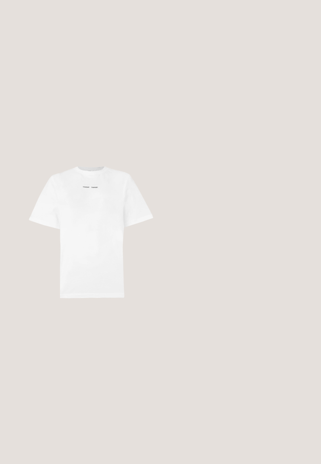 Weißes Baumwoll-T-Shirt mit kurzen Ärmeln, Rundhalsausschnitt und schwarzem Drucktext "SAMSØE SAMSØE" auf der Brust. Glatte Textur und normale Passform.; Schwarze Jeans mit weitem Bein aus Denim, ausgestattet mit Kupfernieten, fünf Taschen und einem Knopfverschluss. Weiche, robuste Textur, mit einem geraden Schnitt von der Taille bis zum Saum.; Schwarzer Lederschuh mit abgerundetem Zeh, Fesselriemen und Schnalle, niedrigem Absatz und gelben Nähten entlang der Sohle. Glatte Textur durchgehend.; Klare, quadratische Kunststoffbrillen mit durchsichtigen Gläsern, die goldene Akzente an den Bügeln für zusätzliche Details aufweisen.; Schwarz-silberne Handtasche mit einer strukturierten Oberfläche, die ein Diamantmuster aufweist, einem geknoteten Griff und einer strukturierten Form.; Silberfarbene Creolen mit einer glatten, runden Form und einer polierten Oberfläche. Beide Ohrringe haben die gleiche Größe und verfügen über einen sicheren Verschlussmechanismus.