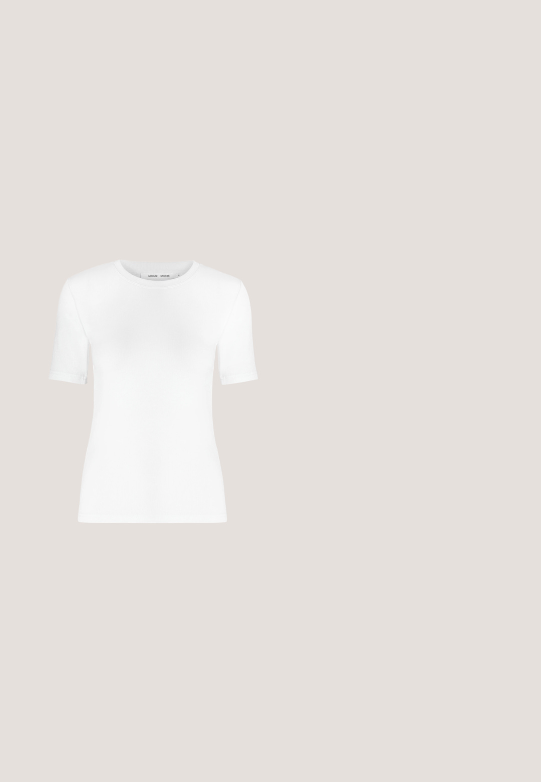 Camiseta blanca de manga corta con cuello redondo, ajuste slim y textura de tejido acanalado, mostrada sobre un fondo liso gris claro.; Falda larga negra con pliegues, hecha de tejido texturizado, con una cinturilla ancha y un diseño fluido que crea líneas verticales en capas.; Zapato estilo Mary Jane en cuero crema con puntera de charol negro. Presenta una punta redonda, tirante en el tobillo con una hebilla cuadrada y un tacón bajo y cuadrado.; Gafas de sol transparentes rosas con lentes ovalados, tinte rojo oscuro y varillas delgadas, con un acabado suave y detalles sutiles en la montura.; Bolso de mano de imitación cuero blanco con una forma triangular estructurada, correa ajustable única y cierre con solapa acentuada en curva.; Pendientes de aro de plata con un acabado suave y brillante. Forma circular, con un cierre seguro. Diseño sencillo y elegante.