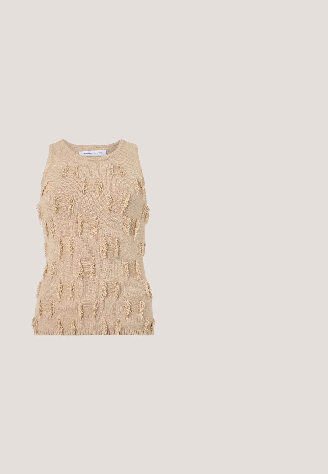 Beiges ärmelloses Strickoberteil mit strukturiertem Design, verziert mit verstreuten Fransenakzenten sowie einem gerippten Halsausschnitt und Saum.; Beige weite Hose mit hoher Taille, Vorderfalten und einer glatten Baumwolltextur. Verfügt über Seitentaschen und ein sauberes, maßgeschneidertes Design.; Olivgrüner Wildleder-Mary-Jane-Flachschuh mit silberner Schnalle und abgerundetem Zehenbereich, auf weißem Hintergrund dargestellt.; Rechteckige Sonnenbrille in Hellpfirsich mit dicken Rahmen und passenden getönten Gläsern vor hellem, einfarbigem Hintergrund.; Hellgrüne Lederhandtasche mit goldenen Beschlägen, ausgestattet mit Reißverschluss- und Einschubfächern sowie sichtbaren Nähdetails.; Silberne Creolen mit polierter Oberfläche, die kleine goldene Akzentdetails und eine runde Form aufweisen, am Ohrläppchen getragen.