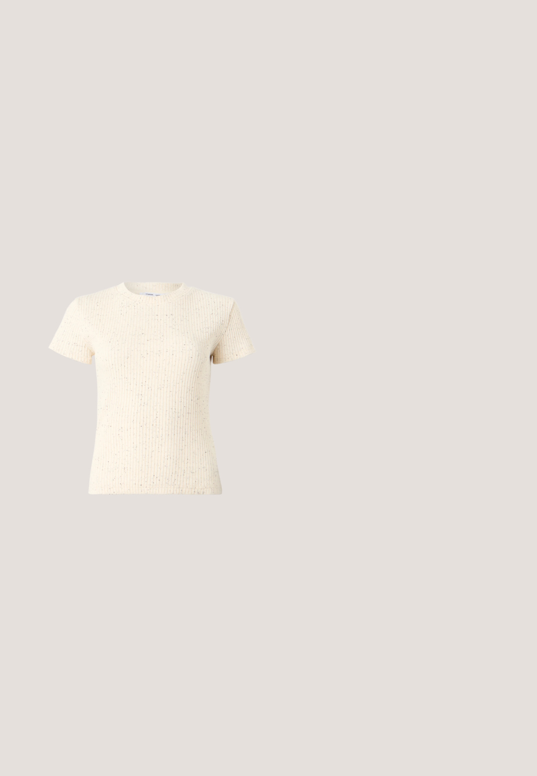 Kortærmet T-shirt i cremefarve med ribstrikket tekstur og fine prikker over det hele. Klassisk rund halsudskæring og tætsiddende pasform.; Lang pink nederdel lavet af glat stof, med elastisk talje og et flydende design. Ingen synlige mønstre eller hardware detaljer.; Sort læder flad sko, stående opret på en asfaltbelægning nær en flisebelagt fortovskant.; Gennemsigtige beige katteøje solbriller med gradient brune linser og gyldne stænger, mærket med "QUAY" på en hvid overflade.; Gul plisseret håndtaske lavet af glat kunstlæder, med en blød form, en enkelt skulderrem og samlet topdesign.; Perle satinbånd formet hårtilbehør med iriserende perler og en guldfarvet detalje i midten, med to længere tråde hængende ned.