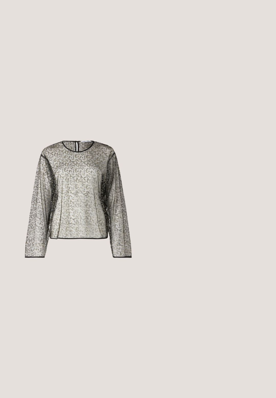 Top transparente de manga larga con un embellimiento texturizado en plateado y negro, escote redondo y apertura en forma de llave en la parte posterior. Un ribete negro adorna las mangas.; BDG Urban Outfitters Vaqueros boyfriend - white; Zapatilla de plataforma gruesa con parte superior metálica plateada, cordones blancos y suela gruesa texturizada de color crema, mostrada en perfil lateral sobre un fondo neutro.; Gafas ovaladas con un marco metálico plateado, lentes transparentes y acentos de templos con textura de cuentas. Diseño ligero con brazos curvados.; Bolso de mano plateado con forma redondeada, una asa suave y una correa de cadena plateada. Presenta un cierre de cremallera y acentos reflectantes.; Vanzetti Cinturón de cintura - silver-coloured