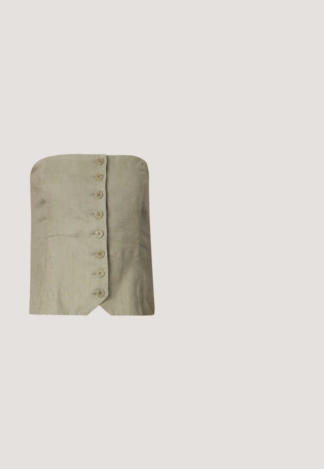 Top sin tirantes en lino verde claro con escote recto, presenta seis grandes botones redondos en la parte delantera y un dobladillo en punta.; Pantalones cortos de color verde oliva fabricados con un tejido ligero, con una cintura alta, banda elástica y un detalle de cinturón atado para un ajuste ajustable.; Sandalias planas de cuero marrón con correas entrelazadas, diseño de punta abierta y una correa en el tobillo con hebilla. Textura suave y estilo minimalista.; Gafas de carey con montura cuadrada, que presentan lentes transparentes y un patrón texturizado. Las varillas tienen un diseño delgado y aerodinámico.; Bolso tote tejido de tono marrón con diseño abierto de red y base sólida, con dos asas para el hombro.; Pulsera abierta de oro con diseño de estrella de mar texturizada enlazada en una cadena continua sobre fondo blanco.