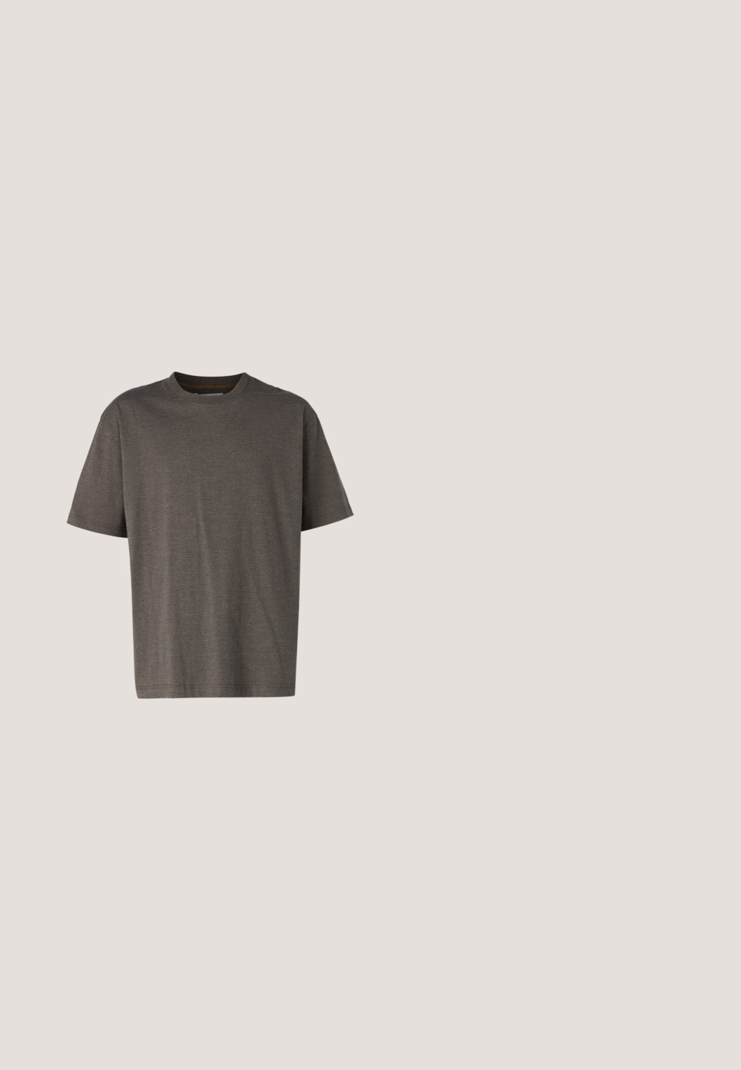 Krátky rukáv T-shirt v tmavosivej farbe s textúrovaným, rebrovaným vzorom. Kolo výstrih a uvoľnený strih, vyrobený z mäkkej bavlny.; Čierne upravené nohavice vyrobené z hladkej tkaniny, s rovnými nohavicami, rafinovanými záhybmi a klasickým pásom s pútkami na opasok.; Čierny kožený mokasín s hrubou gumovou podrážkou, prešitý zvršok a vyrazeným názvom značky na päte, zobrazený z bočného profilu na bielom pozadí.; Ovalné slnečné okuliare s hnedými sklami, zlatým kovovým rámom a čiernymi plastovými stranami. Disponujú elegantným, minimalistickým dizajnom bez viditeľných vzorov.; Čierny korálkový náhrdelník s hladkými, okrúhlymi korálkami s matným povrchom; obsahuje cylindrickú čiernu sponu pre bezpečné zapínanie.; Čierny kožený opasok so striebornou obdĺžnikovou prackou s vygravírovaným logom. Hladká textúra a minimalistický design.