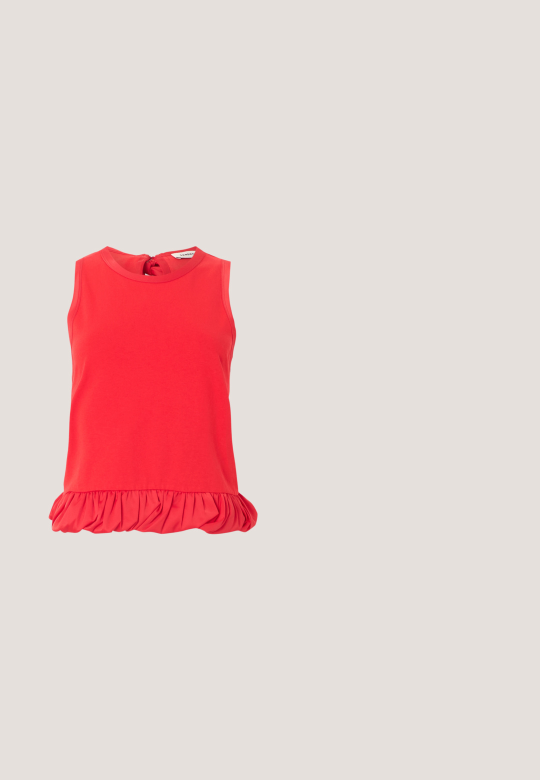 Ærmeløs, lyse rød bluse med rund halsudskæring og indsamlet flæsekant nederst, lukning med knapper bagpå, letvægtsstof.; Black wide-leg cropped bukser med høj talje og sidelommer, med subtile lodrette sømdetaljer.; Sorte læder højhælede pumps med spidse tæer, åbne sider og en slank silhuet. Har en tynd hæl og rød sål som accent.; Grå solbriller med ovale linser og en kraftig ramme. Har sølvfarvede detaljer på stængerne og en glat, blank finish.; Sølv metaløreringe med et hjerteformet design og kædelink. Øreringene har en lås til sikker bæring.; Sort læder clutch med et struktureret diamantmønster, guldfarvet lynlås og aftagelig rem. Glat overflade og rektangulær form.