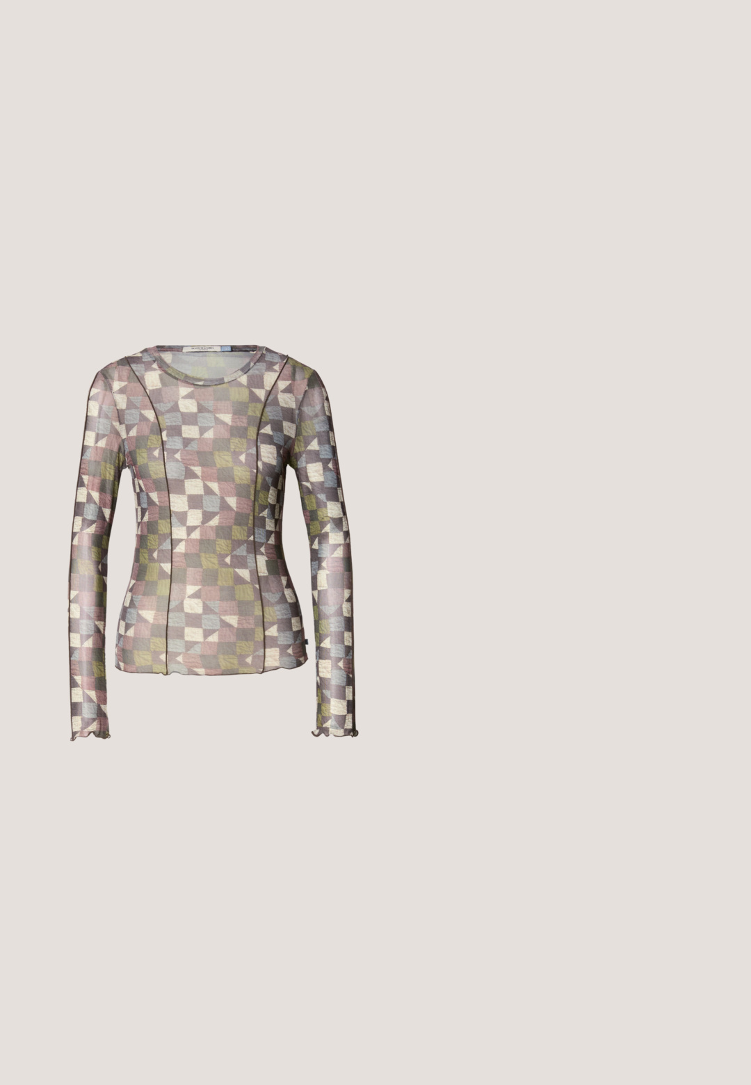 Scotch & Soda ALL OVER PRINTED LONG SLEEVE - Pikkade varrukatega topp - mountain; Heledad sinine lai jalad, valmistatud denimist. Omab kõrget vööd, kerget kulumist, suuri küljetaskuid ja kontrastseid õmbluste detaile.; Hallid platvorm-sandaalid hõbedaste detailidega, millel on risti rihmad, tekstureeritud kangast pealiskihi ning mustad kõrge kontsaga kummist tallaga.; Mustad must oval päikeseprillid roheliste läätsedega, millel on sile raam ja pruunid aktsendid käte otstes, koos tagasihoidliku brändimise detailiga.; Must nahast käekott, millel on ülemine klapp, trapetsikujuline ning üks kõver sang, mis on kinnitatud metallist rõngastega.; Pärlilindikujuline juukseaksessuaar, kus on iiriseeruvad pärlid ja kuldne aktsent keskel, kahe pikema langeva juuksenööriga.