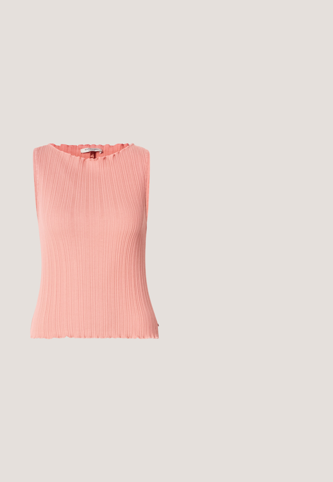 Top sin mangas de color rosa claro con textura acanalada y escote con borde ondulado. Hecho de un material suave, presenta un diseño ajustado.; Pantalones negros con un diseño de pierna recta, con dos pliegues en la parte frontal, una cinturilla y sin bolsillos visibles ni adornos.; Zapato de tacón alto con tira trasera de cuero negro, puntera puntiaguda y detalle de hebilla circular, sobre un suelo gris y fondo desenfocado.; Bolso negro en forma de media luna con una sola correa, cremallera dorada y una lengüeta decorativa rectangular dorada en la parte delantera.; Tres pulseras: una con perlas blancas, una cadena dorada con acentos de cristal y una con eslabones mixtos de oro y perlas. Predominan los tonos dorados.; Cinturón de cuero negro con una hebilla rectangular dorada. El cinturón presenta una textura suave y un sutil detalle de costura a lo largo de los bordes.