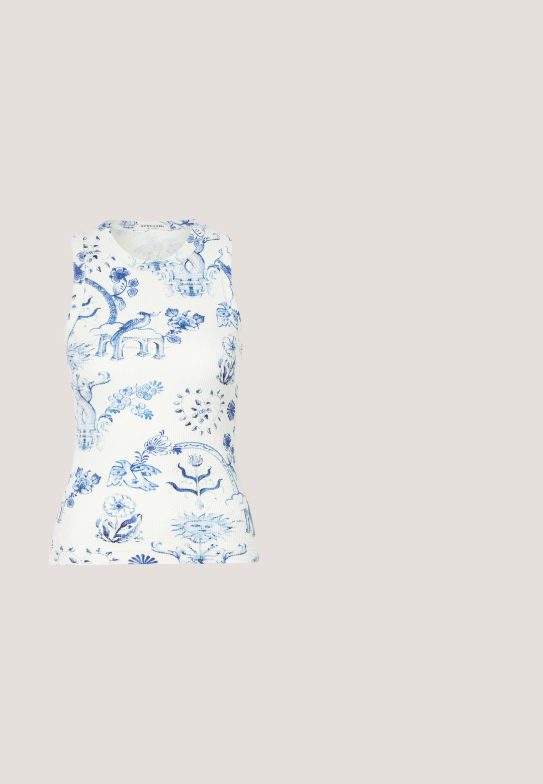 Hvid ribbet ærmeløs top med blå blomster- og fuglemønstre og solmotiver i en delikat, kunstnerisk stil.; Lys blå denimnederdel i knælængde med en tætsiddende talje, knaplukning og frontlommer; har en paneleret design og rå kant.; Brune ruskind knæhøj støvle med spids tå og en chunky firkantet hæl. Glat texture med en tætsiddende skaft og ingen synlige lukninger.; Kremfarvet halvmåne lædertaske med kort rem og guldfarvet spænde med lille indgraveret logo.; Guld-tone runde stud øreringe med et centralt korsdesign omgivet af små klare ædelsten på en ensfarvet hvid baggrund.; Brunt og sort slangeskindsmønstret læderbælte med spænde i guldmetal, rullet fladt på en hvid baggrund.