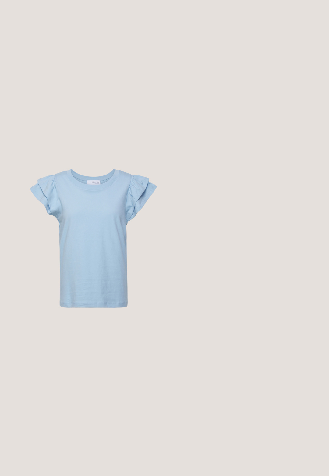 Selected SLFCAMILA RUFFLE TEE - Základné tričko - sky blue; Svetlomodré denimové nohavice s vysokým pásom, so strihom rovného nohavica, klasickým dizajnom s piatimi vreckami a miernym vyblednutím. Medený gombík a detaily v švíku.; Modrá denimová lodička s otvorenou pätou, špicatou špičkou, striebornými očkami a nastaviteľným prackovým remienkom.; Párik obdĺžnikových slnečných okuliarov s svetlomodrými priehľadnými rámami a tmavosivými sklami, s rovnými stranami a minimálnymi hardvérovými detailmi.; Biela kabelka z umelého kože so štruktúrovaným trojuholníkovým tvarom, jedným nastaviteľným popruhom a prekrytím so zakriveným akcentom.; Strieborné kruhové náušnice s hladkým, reflexným povrchom. Guľatý, veľký tvar s bezpečným zapínaním na vrchu. Lesklý povrch ukazuje žiaru.