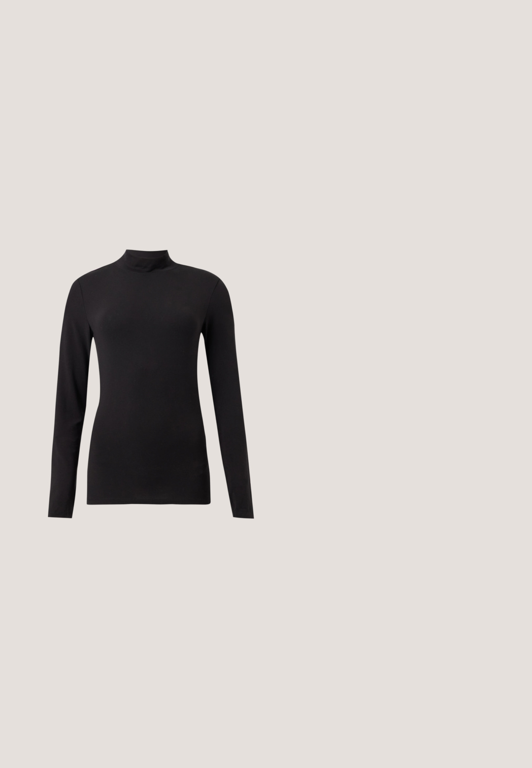 Sort tætsiddende top med lange ærmer og høj krave, vist på en ensfarvet lys grå baggrund.; Good American ALWAYS FIT GOOD - Jeans Bootcut - indigo; Sorte læderloafers med teksturerede detaljer, lav hæl, rund tå og synlige syninger. Modellen bærer mørke bukser og en grå top.; Sorte solbriller med rektangulært stel, mørke linser, glat plastmateriale og en metalaccent på templet.; Sort læderhåndtaske med en triangular form, skrå klap og et rundt håndtag. Har en glat overflade og minimalistiske design detaljer.; Sort læderbælte med en glat overflade, der har en sølvfarvet metalspænde og enkle løb-accenter. Designet er elegant og minimalistisk.