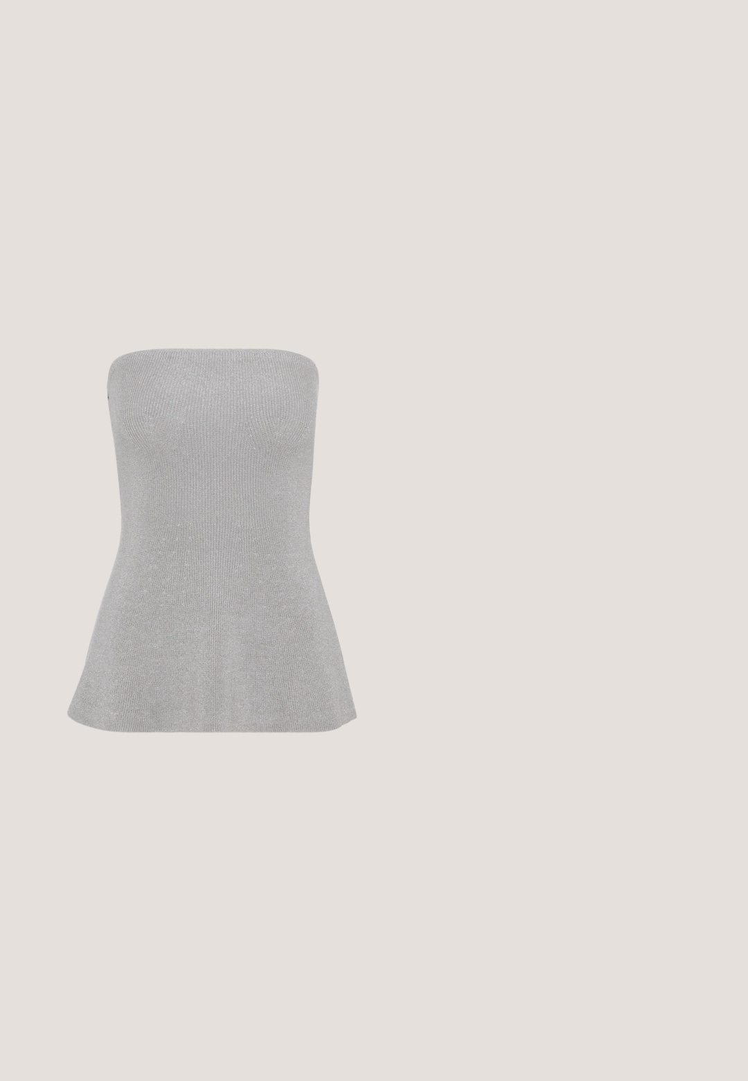 Selected SLFLILI BANDEAU - Top - sleet; Sorte flared jeans lavet af denim, med høj talje og dobbelt knaplukning, to forlommer og en glat tekstur.; Sorte læder ankelstøvler med elastiske sidepaneler, afrundet tå og en kraftig blokhæl. Glat tekstur med et minimalistisk design.; Sorte solbriller med wrap-around design, mørktonede linser, skinnende stjerneformede detaljer og justerbare næsepuder.; Sort læderhåndvask med en struktureret form, en glat overflade og en enkelt skulderrem. Har et subtilt, rundet klapdesign.; Sølv øreringe i hoop-design med snoet mønster. Runde kanter og blank finish. Åbne lukninger for nem brug. Glat tekstur over det hele.