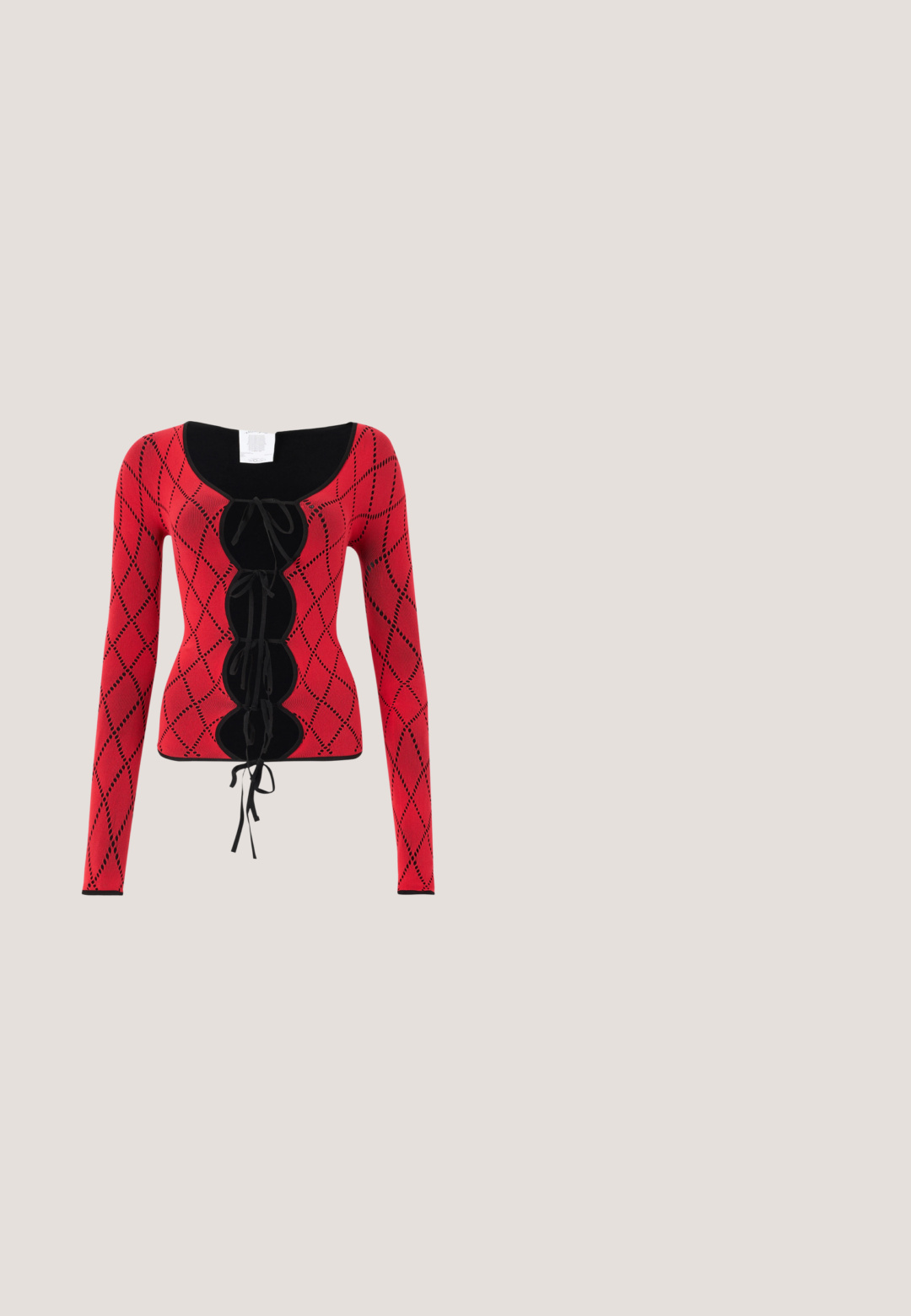 Haut à manches longues en tricot rouge avec un motif en losanges, des accents noirs, un col rond et un détail à lacets à l'avant avec des liens.; Jean noir évasé en denim, avec une taille haute, cinq poches et une fermeture à bouton argenté. Texture lisse avec une légère décoloration.; Bottine noire en cuir lisse avec un bout pointu et un talon effilé. La tige présente un design légèrement froncé.; Lunettes de soleil rectangulaires noires avec verres foncés. La monture présente une finition brillante et un accent noir et or à motif sur la branche.; Sac fourre-tout noir avec double poignées et bandoulière réglable, équipé de ferrures dorées et d'un petit emblème circulaire à l'avant.; Boucles d'oreilles en métal doré avec une forme irrégulière, présentant une finition polie et des détails texturés subtils sur la surface.