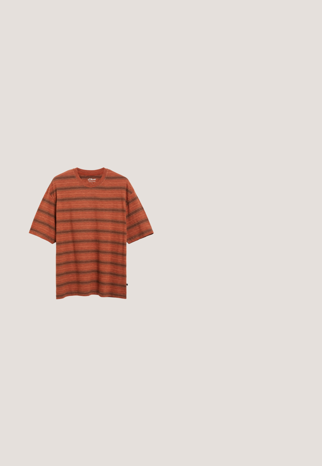 T-shirt manches courtes couleur rouille avec des rayures horizontales marron et un col rond, présenté sur fond blanc.; Veste violet foncé à manches longues avec boutons, deux grandes poches avant et cordons ajustables à l’ourlet.; Shorts en denim marron à coupe droite, avec de grandes poches latérales, un détail de logo sur la ceinture, et des coutures contrastées le long des coutures.; Botte de pluie en caoutchouc marron avec une finition texturée, bout arrondi et semelle extérieure en tan contrastant. Présente une étiquette de marque près du haut.; Lunettes de soleil transparentes grises avec verres marron, présentant un motif écaille de tortue sur les branches. Forme carrée avec des accents en métal.; Trousse de toilette en cuir marron de forme rectangulaire, avec fermeture éclair sur le dessus et poignée sur le côté. Logo de la marque embossé à l'avant.