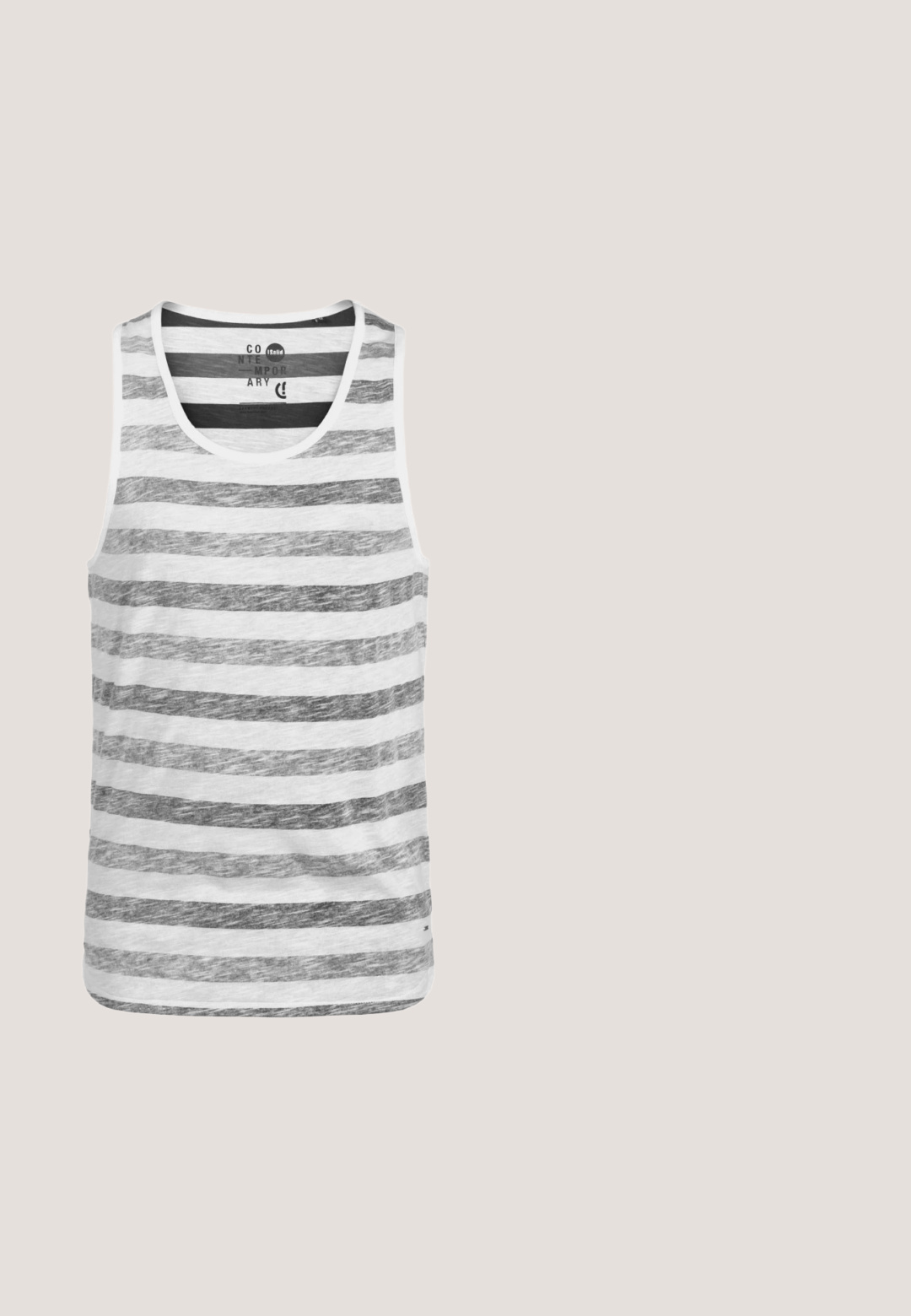 Grijs en wit gestreept tanktop, met een ronde halslijn en mouwloos ontwerp. Gemaakt van een zachte, lichtgewicht stof met een gemêleerd textuur.; Grijze op maat gemaakte broeken van geweven stof, met zijzakken, een trekkoord in de taille en een slim fit ontwerp.; Zwarte leren klompen met een ronde neus, lage hak en instapontwerp. Kenmerkt zich door een gladde textuur en subtiele stikseldetails op de bovenkant.; Zwarte zonnebril met ronde lenzen, donkergrijze lenzen en een strakke matte afwerking. Beschikt over een minimalistisch ontwerp met dunne armen.; Zilveren armband met een gedraaid kabelontwerp, gladde cilindrische accenten en een naadloos sluitmechanisme. Gepolijste afwerking.; Marine blauwe geweven riem met een textuurontwerp, voorzien van een zilveren metalen gesp en een leren uiteinde voor extra duurzaamheid.