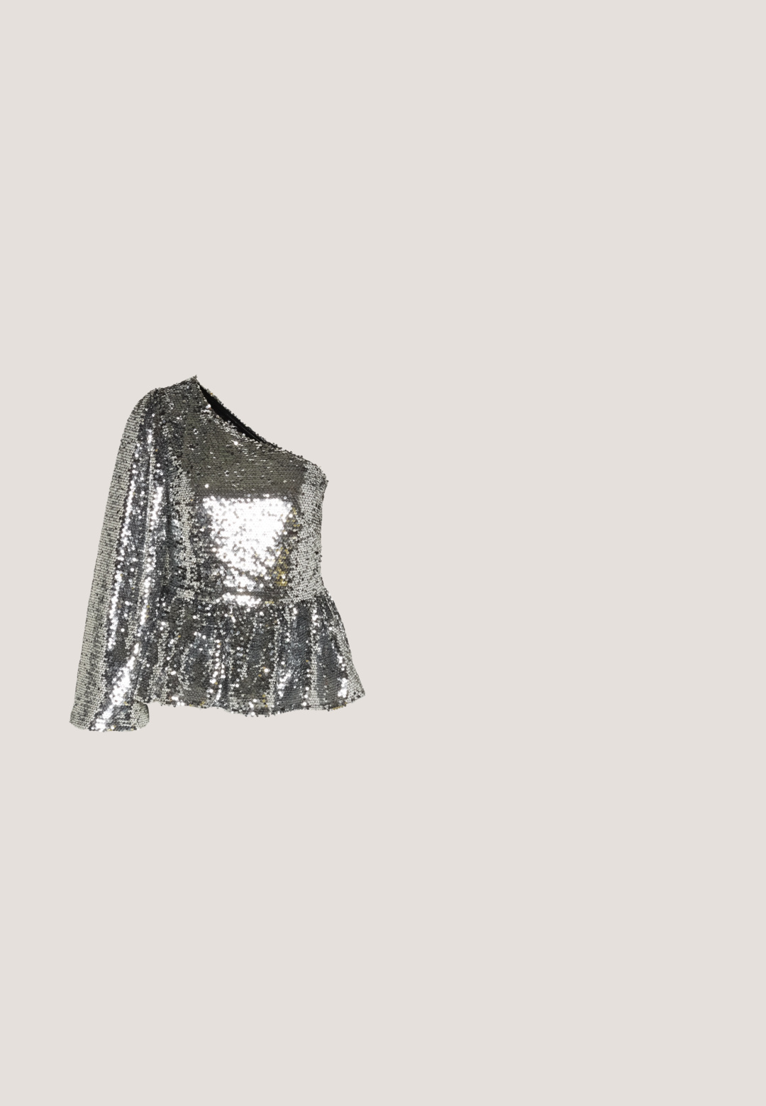 Sofie Schnoor Top - silver-coloured; Mini falda plateada con lentejuelas y diseño envolvente, que presenta una superficie texturizada y un dobladillo ligeramente asimétrico.; Zapato de tacón alto plateado tipo slingback con punta afilada y acabado metalizado. Presenta un diseño elegante y acentos minimalistas en el tacón.; Gafas ovaladas con un marco metálico plateado, lentes transparentes y acentos de templos con textura de cuentas. Diseño ligero con brazos curvados.; Hey Kyla Bolso de mano - silber; Pendientes colgantes de cristal con herrajes en tono plateado, que presentan un stud cuadrado y filas en cascada de cristales rectangulares y octogonales.